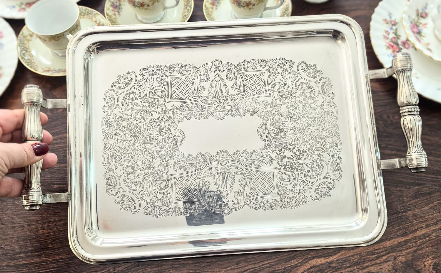 Bandeja Retangular em metal espessurado à prata vintage,  meados do séc XX,  com alça.