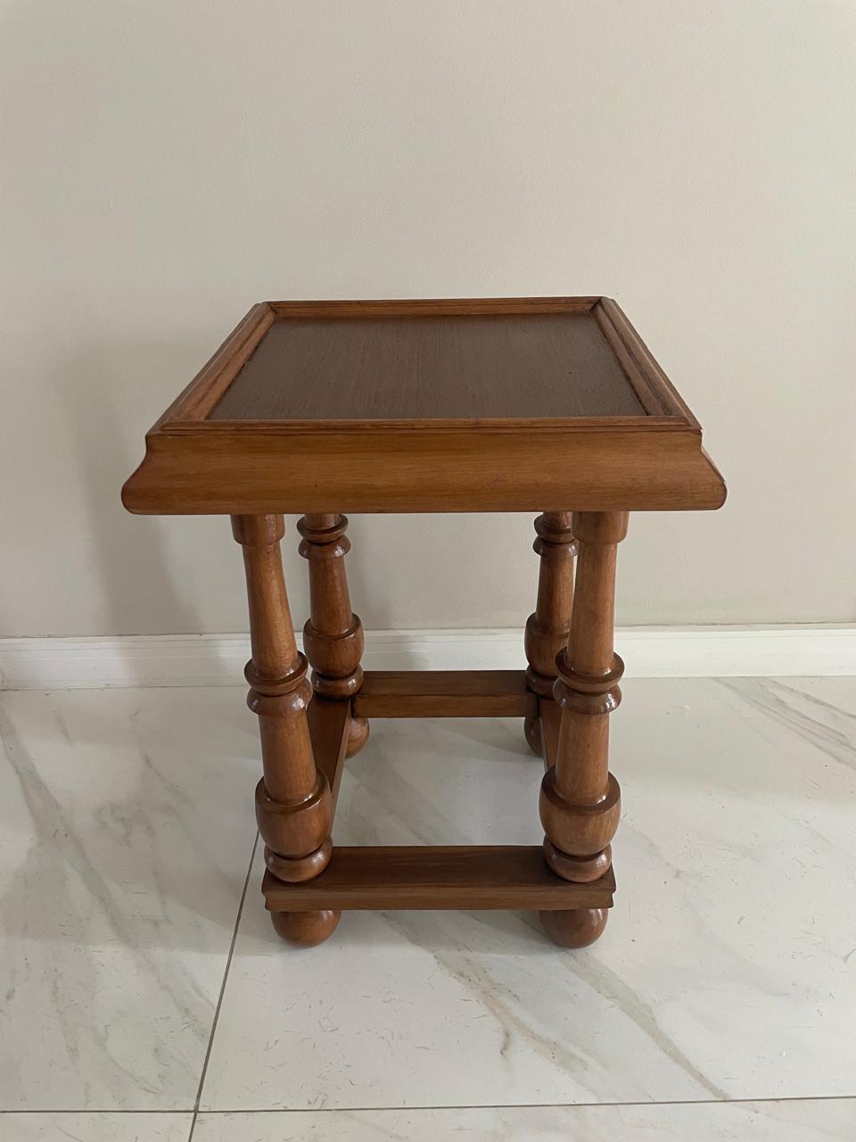 Mesa de apoio quadrada de madeira
