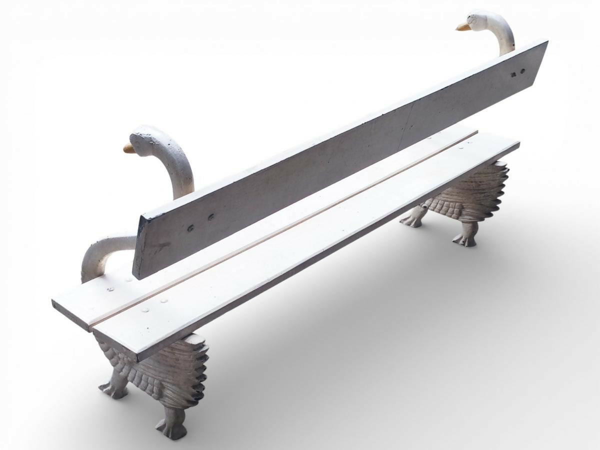 Banco de madeira em formato de dois cisnes