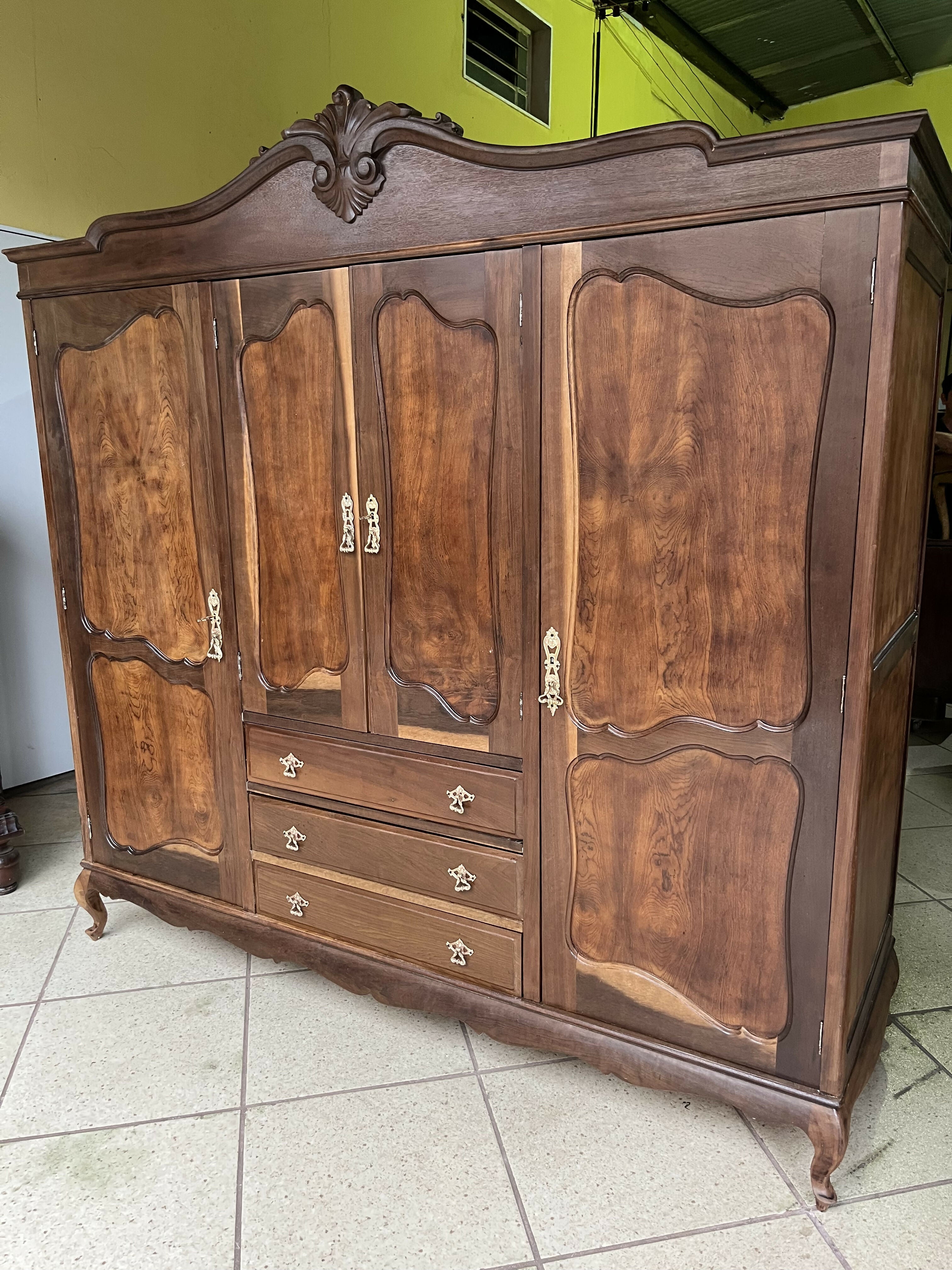 BELÍSSIMO GUARDA ROUPAS DE CASAL IMBUIA RESTAURADO