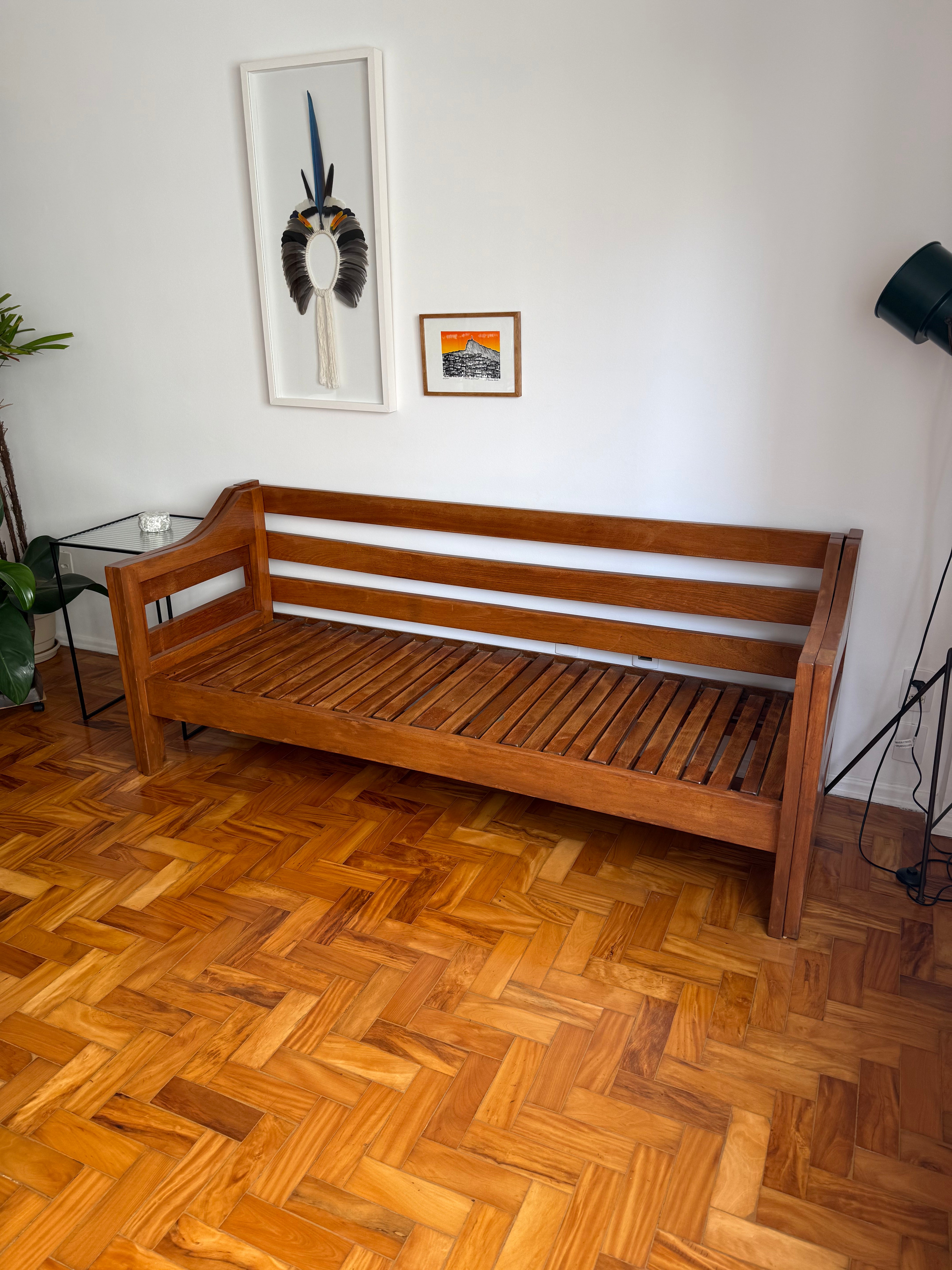 Sofá cama de madeira maciça estruturada, com estofado em couro marrom feito sob medida