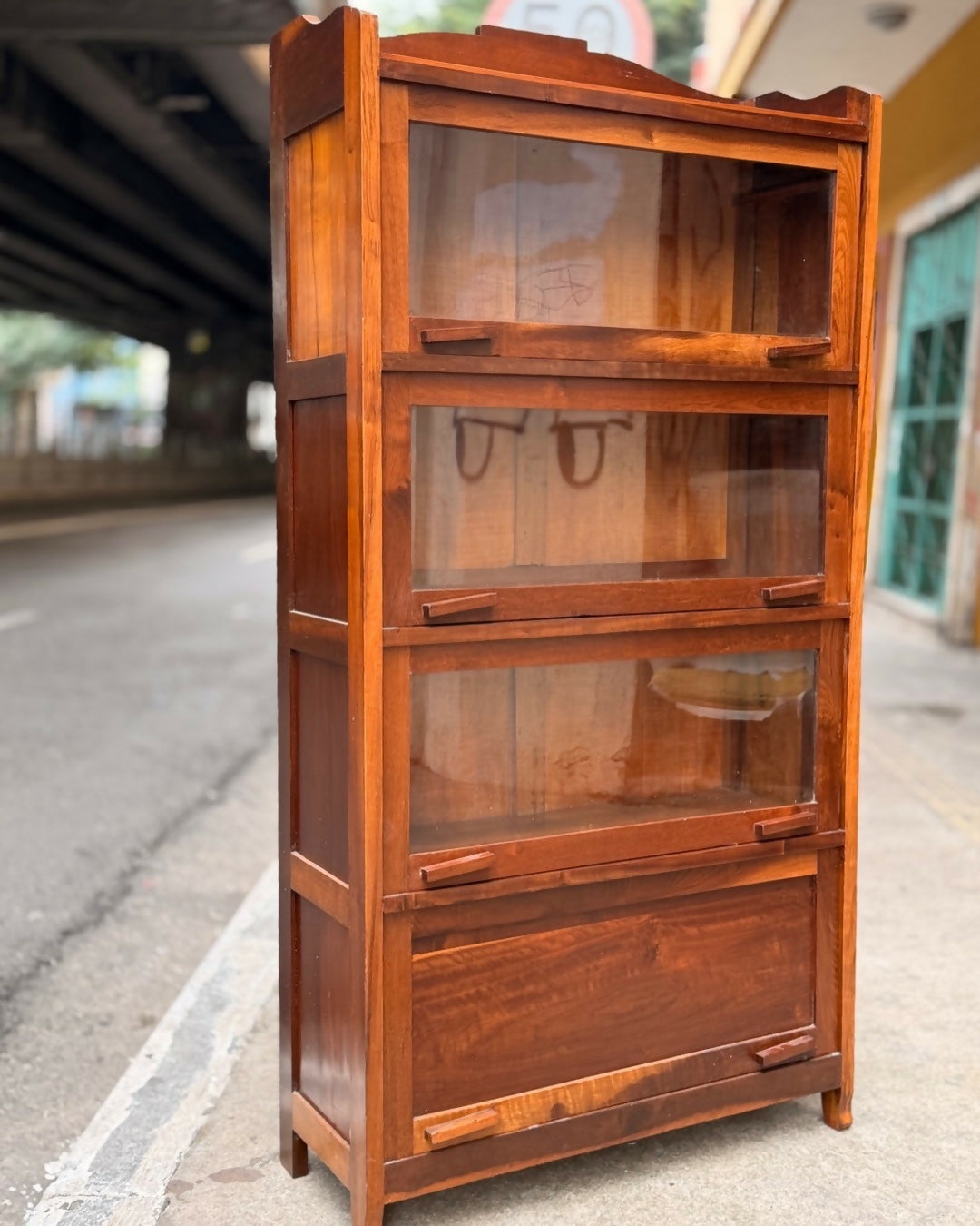 Livreiro com Portas Basculantes