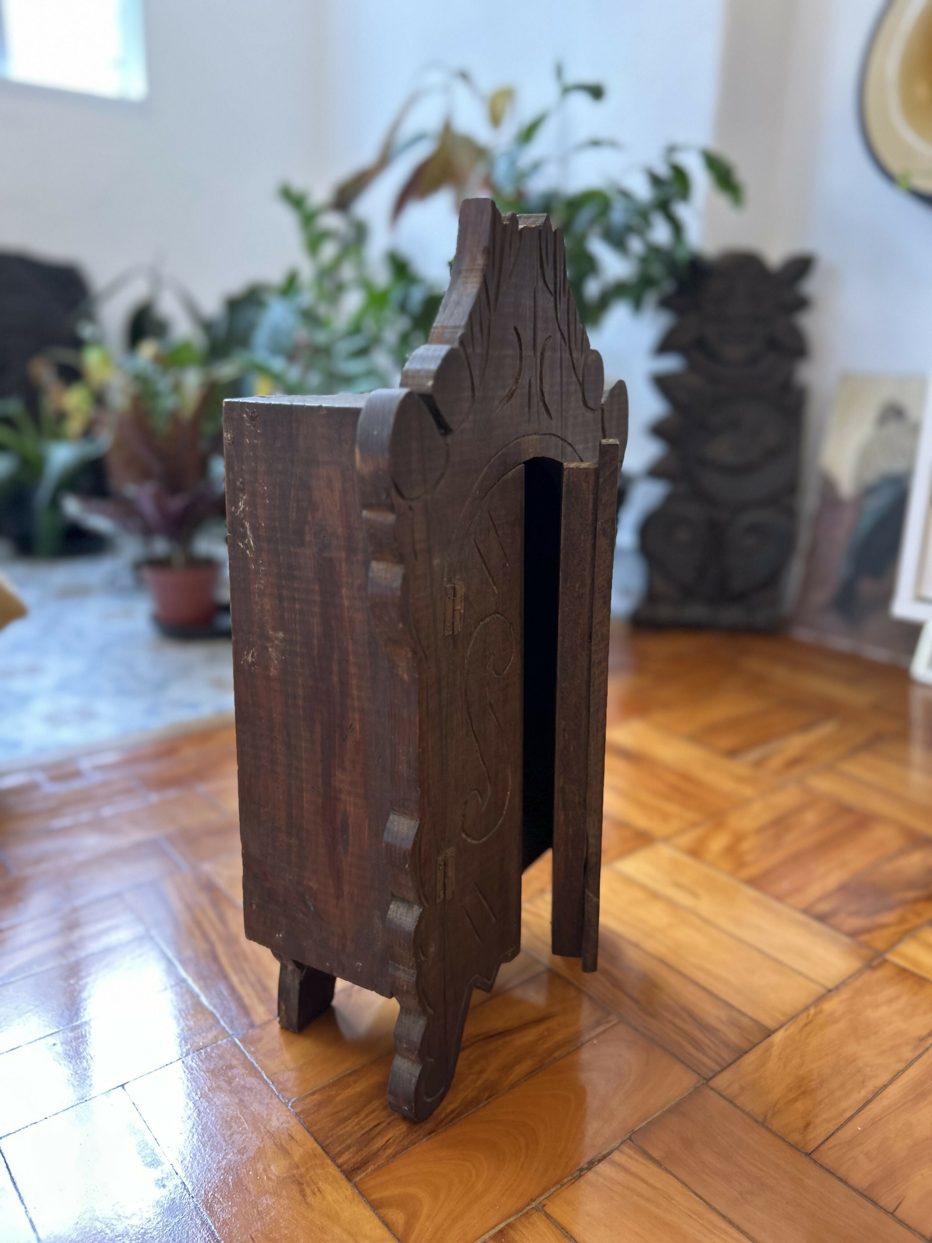 Oratório de madeira entalhado à mão anos 70/80