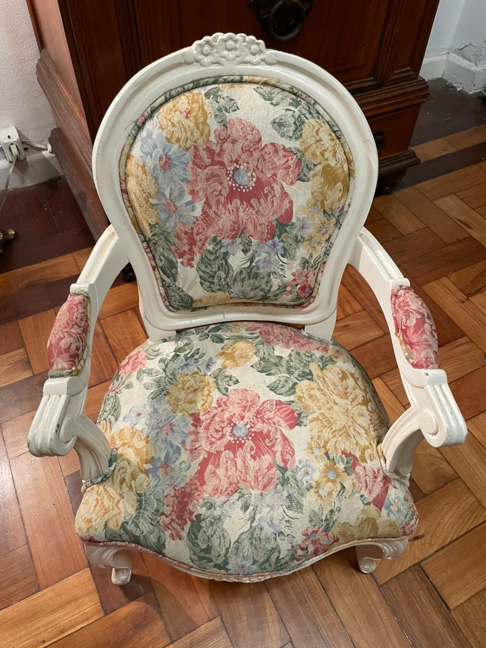 Cadeira de bonecas / infantil Luís XV com tecido floral laqueada em branco 