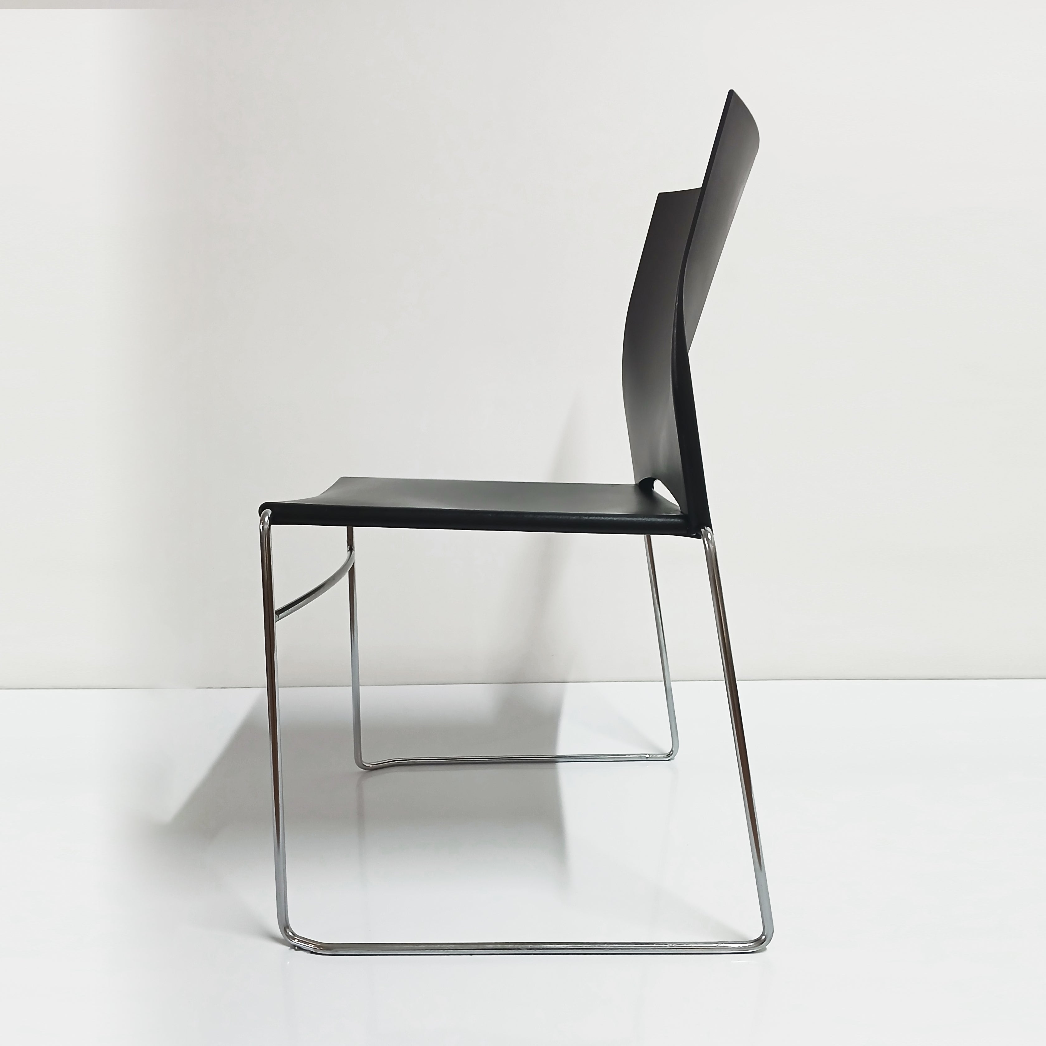 Par de cadeiras Pronta Stacking Chair preta da Herman Miller - Atribuída