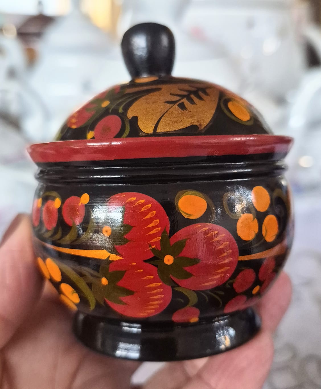Conjunto de potes com tampa em laca russa Khokloma no tradicional padrão frutas silvestres. Perfeitos!