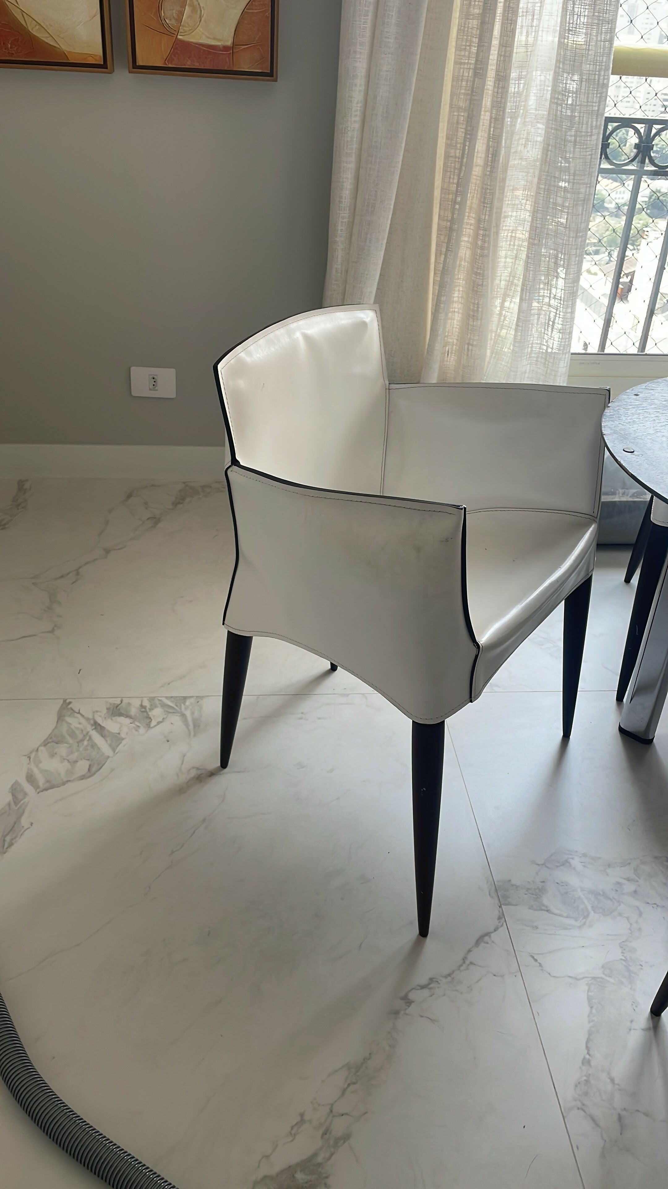 Conjunto de 8 Cadeiras de couro e madeira