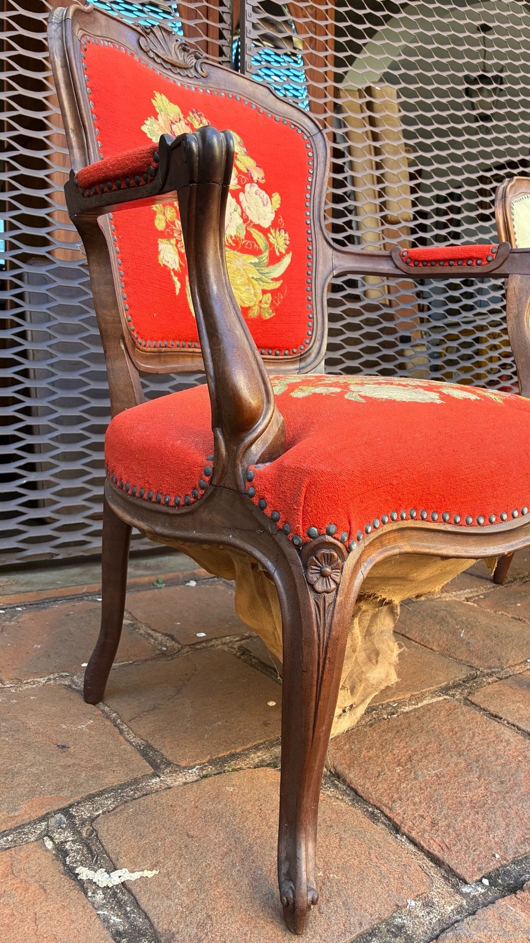 Par de Poltronas Luís XV com Tapeçaria em Petit Point