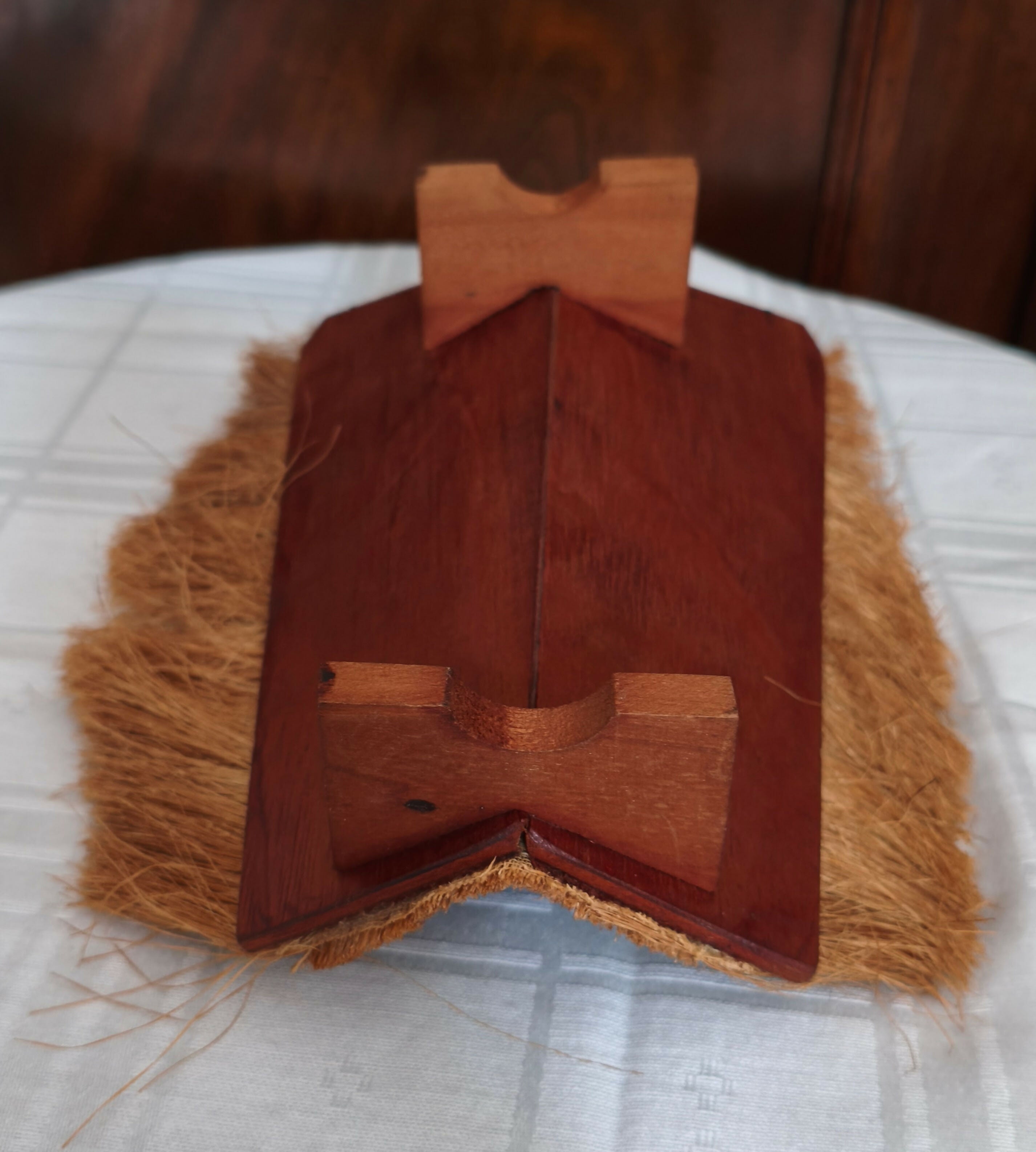 Menino Jesus em gesso com manjedoura de palha