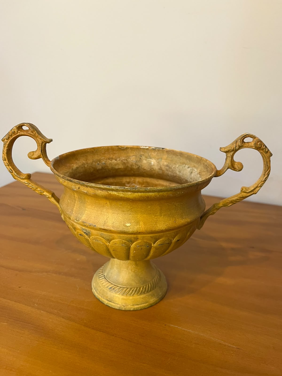 Taça decorativa com pedestal e alças ornamentadas em metal dourado — 14 cm