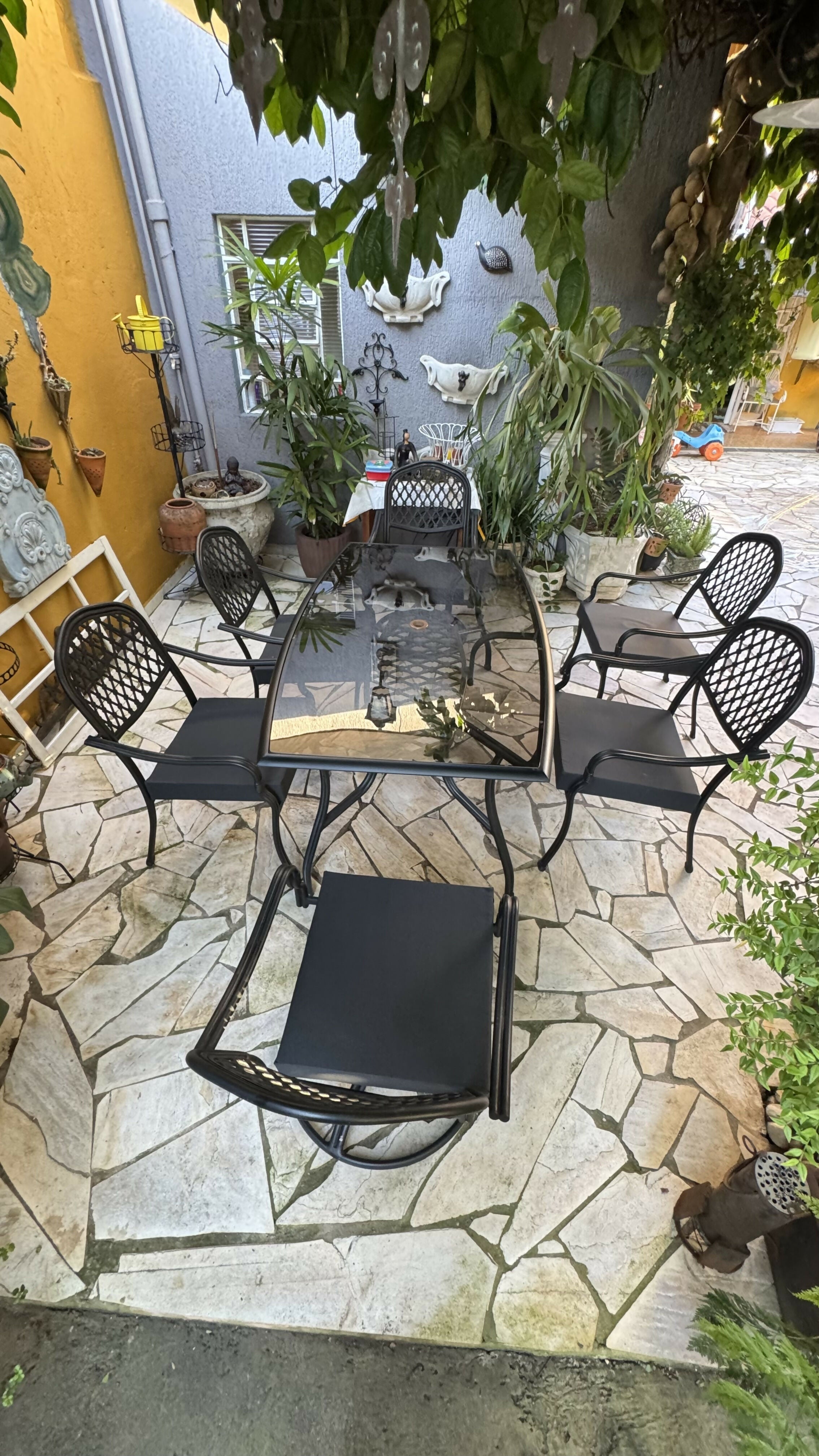 Mesa de area externa em alumínio antigo com 2 poltronas e 4 cadeiras e almofadas aquablok novas