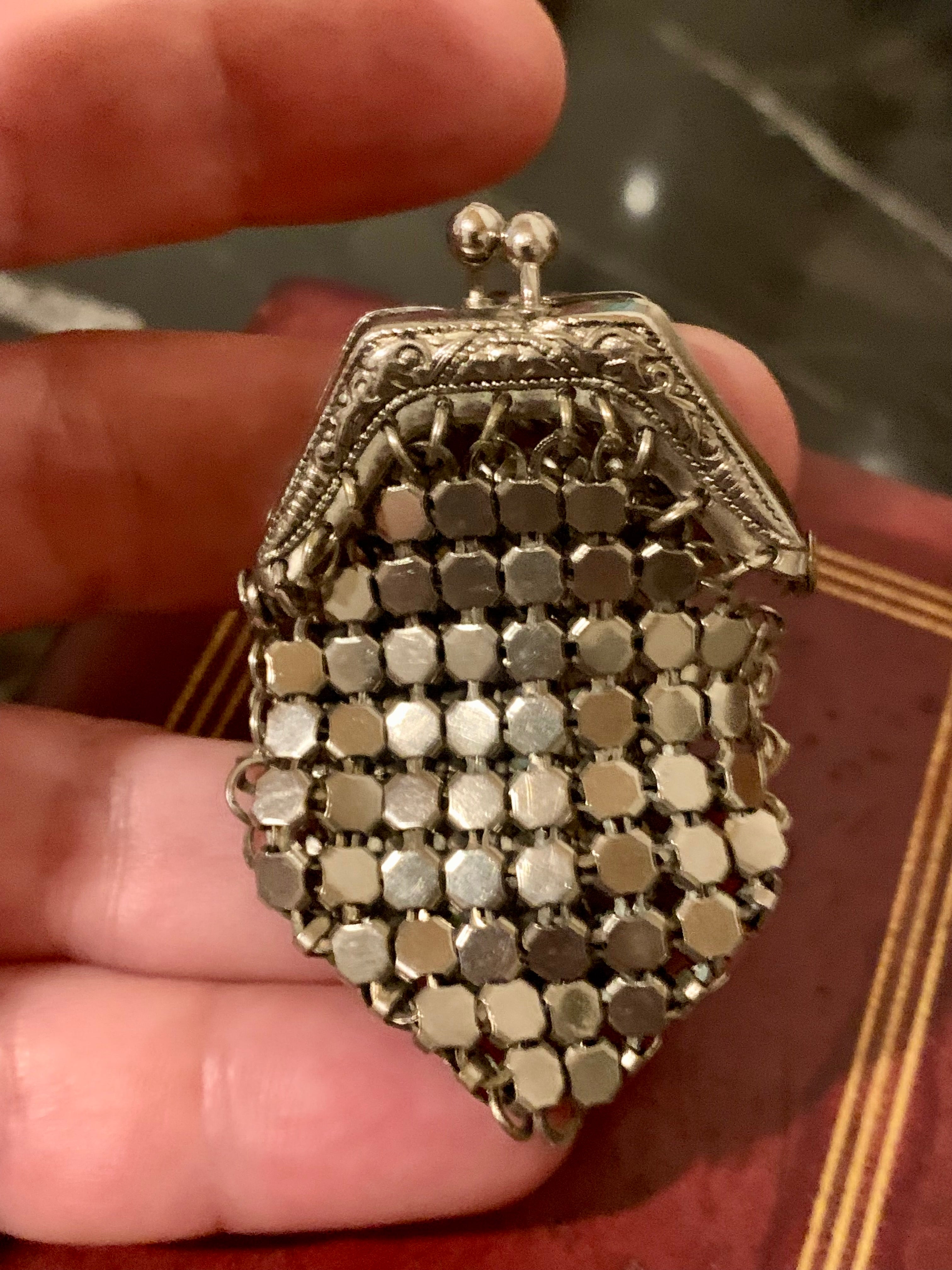 Especial mini bolsa anos 30, todinha feita em alpaca, com delicadeza de detalhes