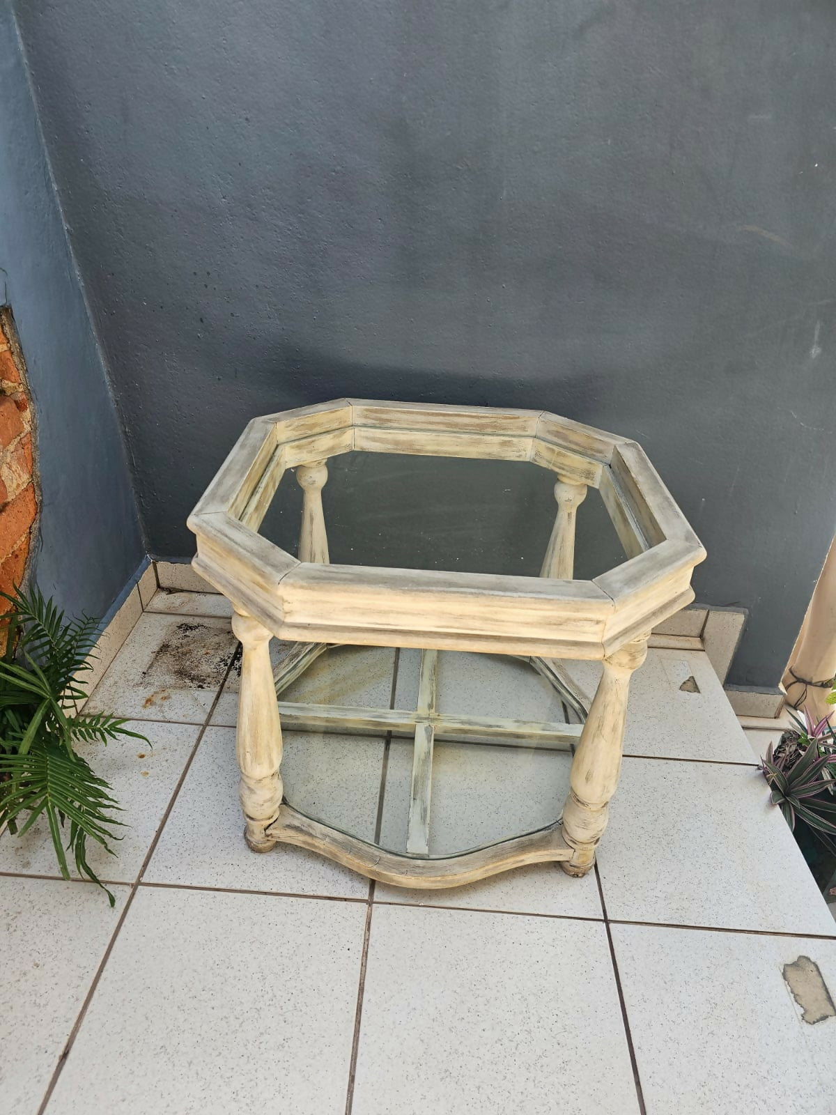 Mesa octogonal em pátina em madeira macica e vidro bisotê