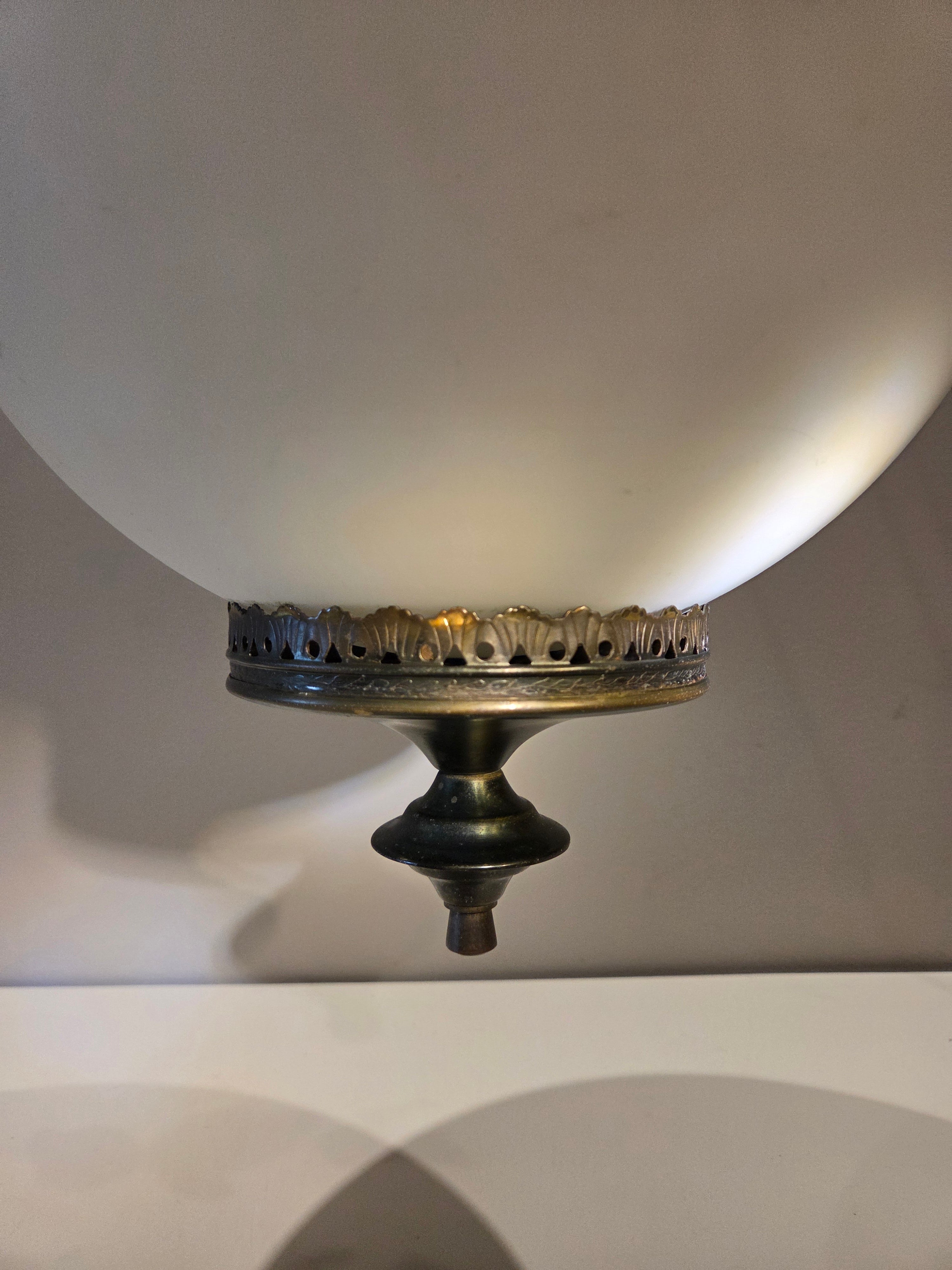 Lustre / luminária com globo opalino, década 1970.