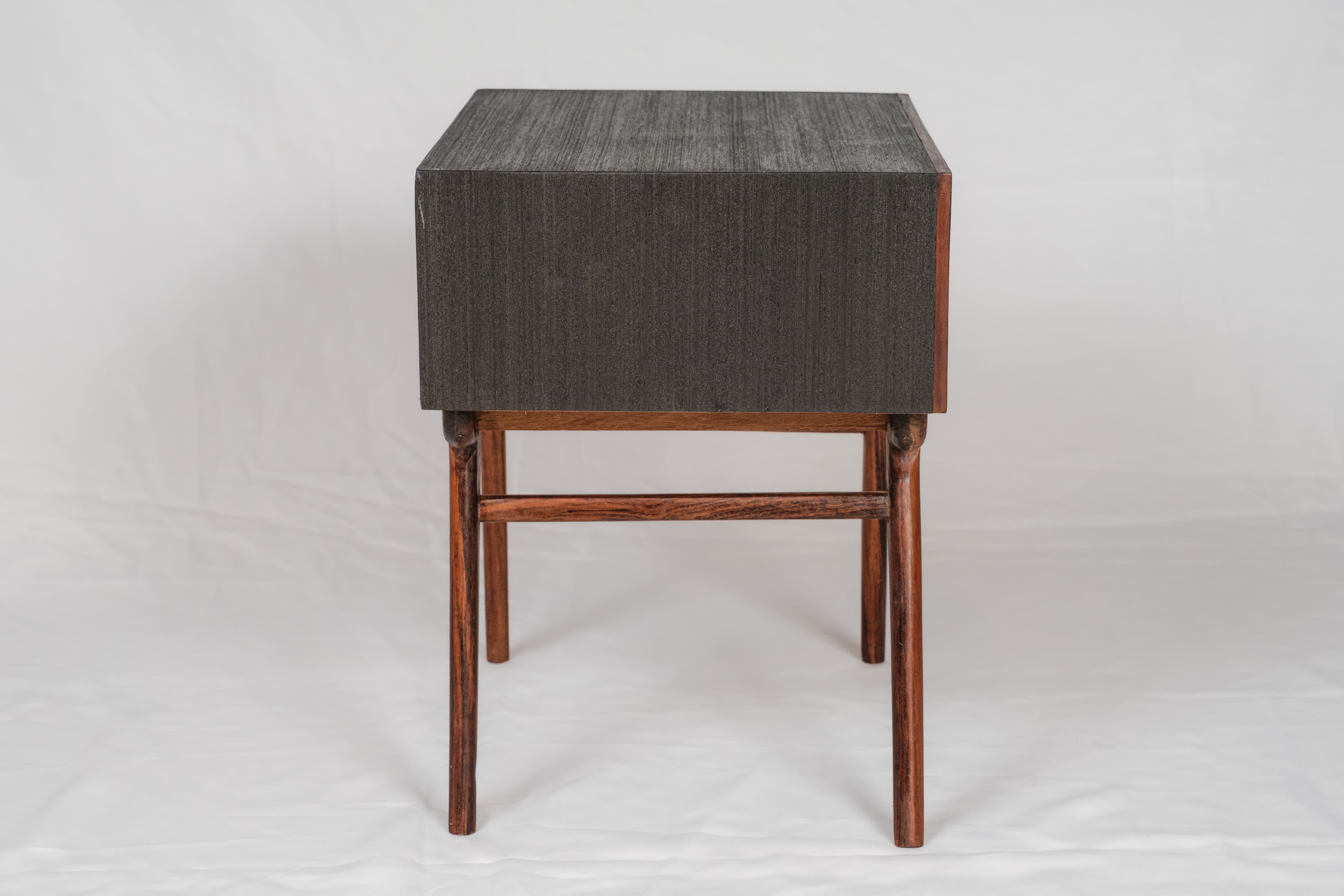 Mesa de Cabeceira Vintage com Marchetaria Geométrica e Ébano – Aurora