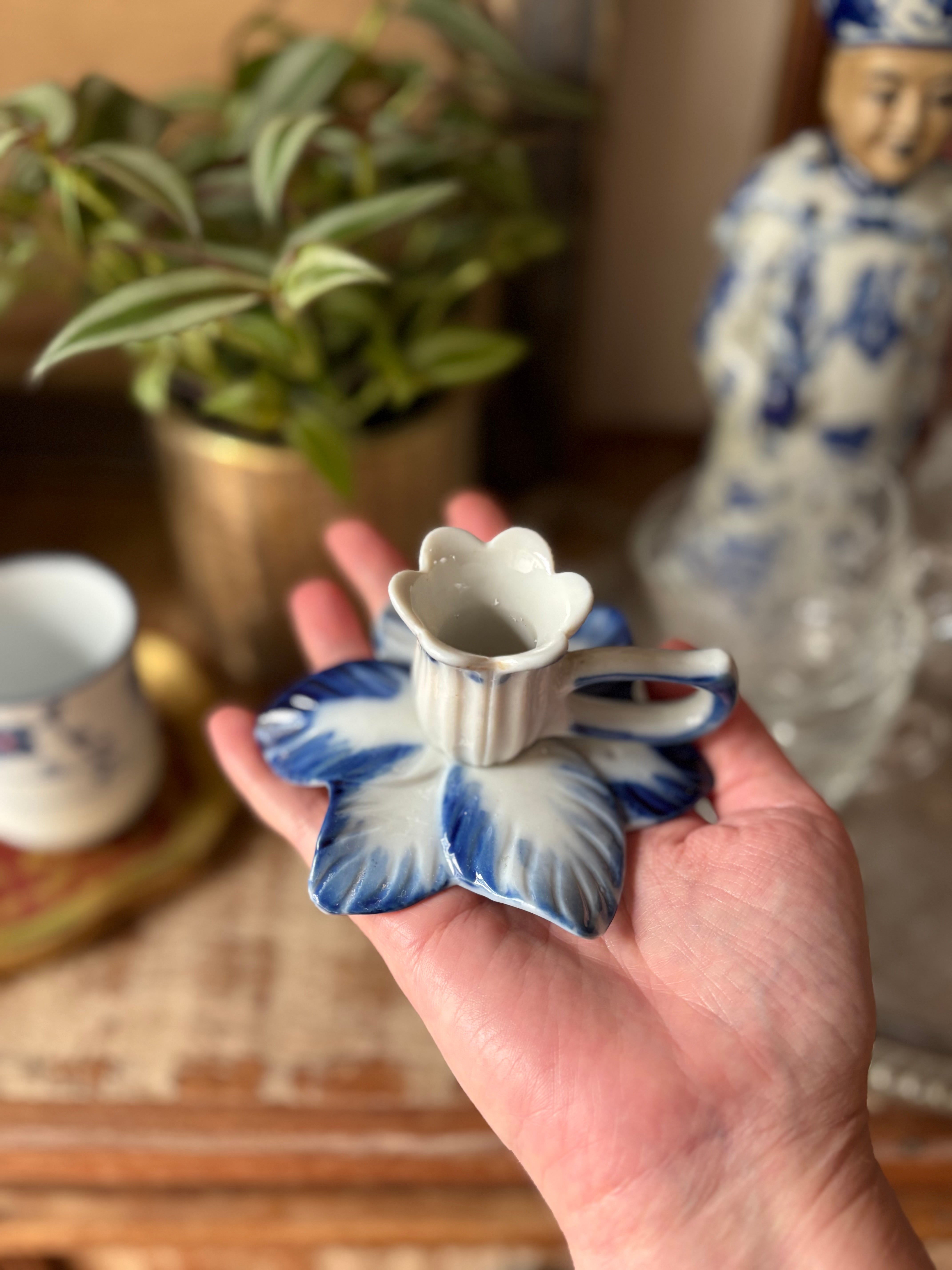 Pequeno castiçal palmatória em porcelana em forma de flor 