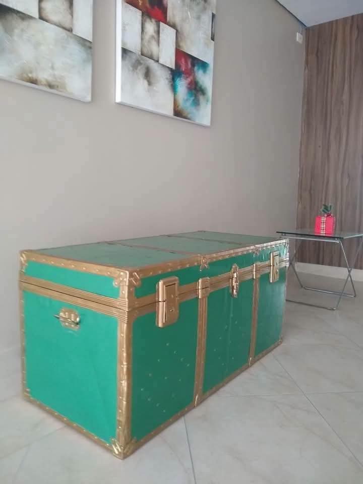 Antigo Baú verde anos 50 com detalhes em latão 
