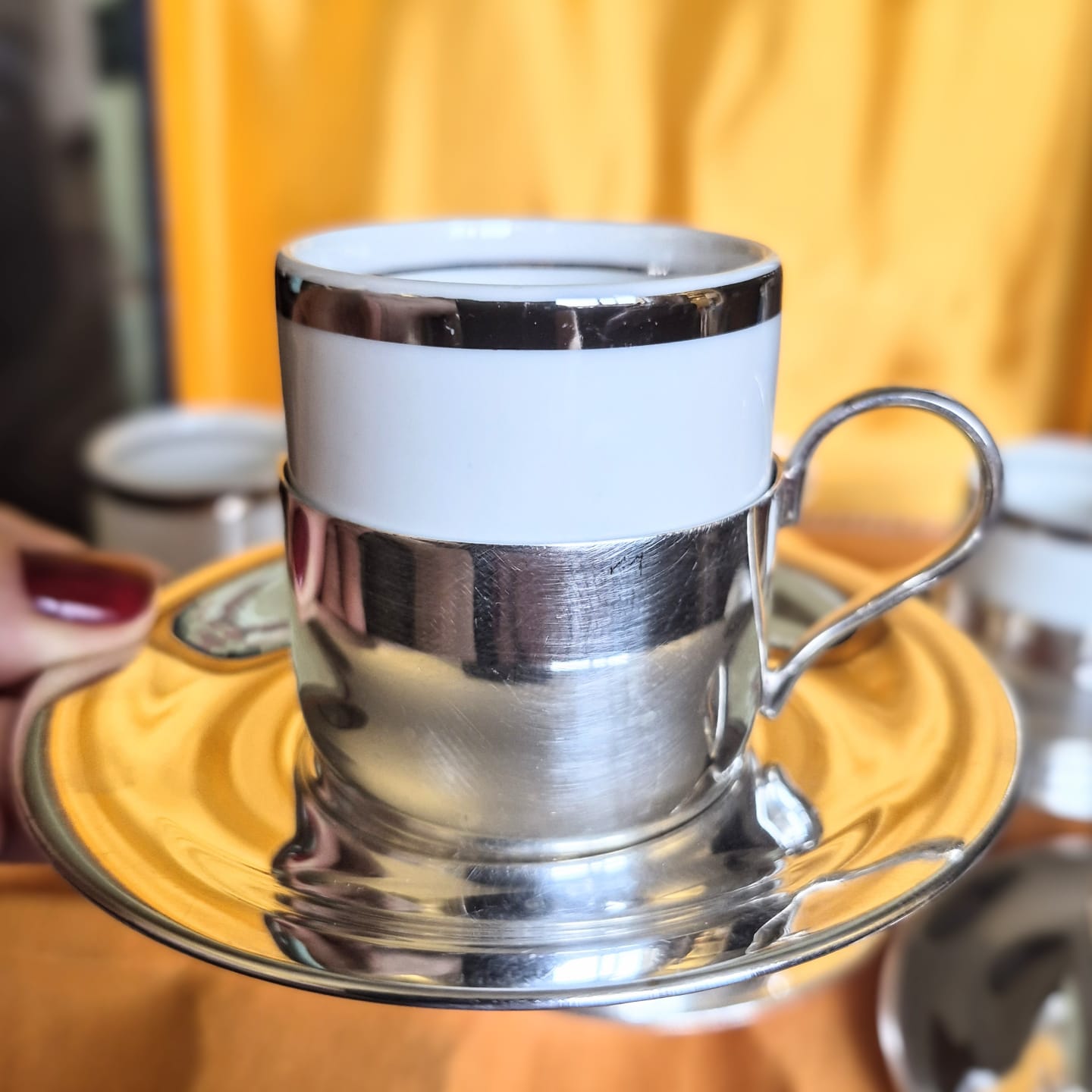 Conjunto de 6 xícaras para café em porcelana Steatita con friso prateado e suportes e pires em metal espessurado à prata 90, Cristofoli. Anos 60, no melhor estilo Art Decó.