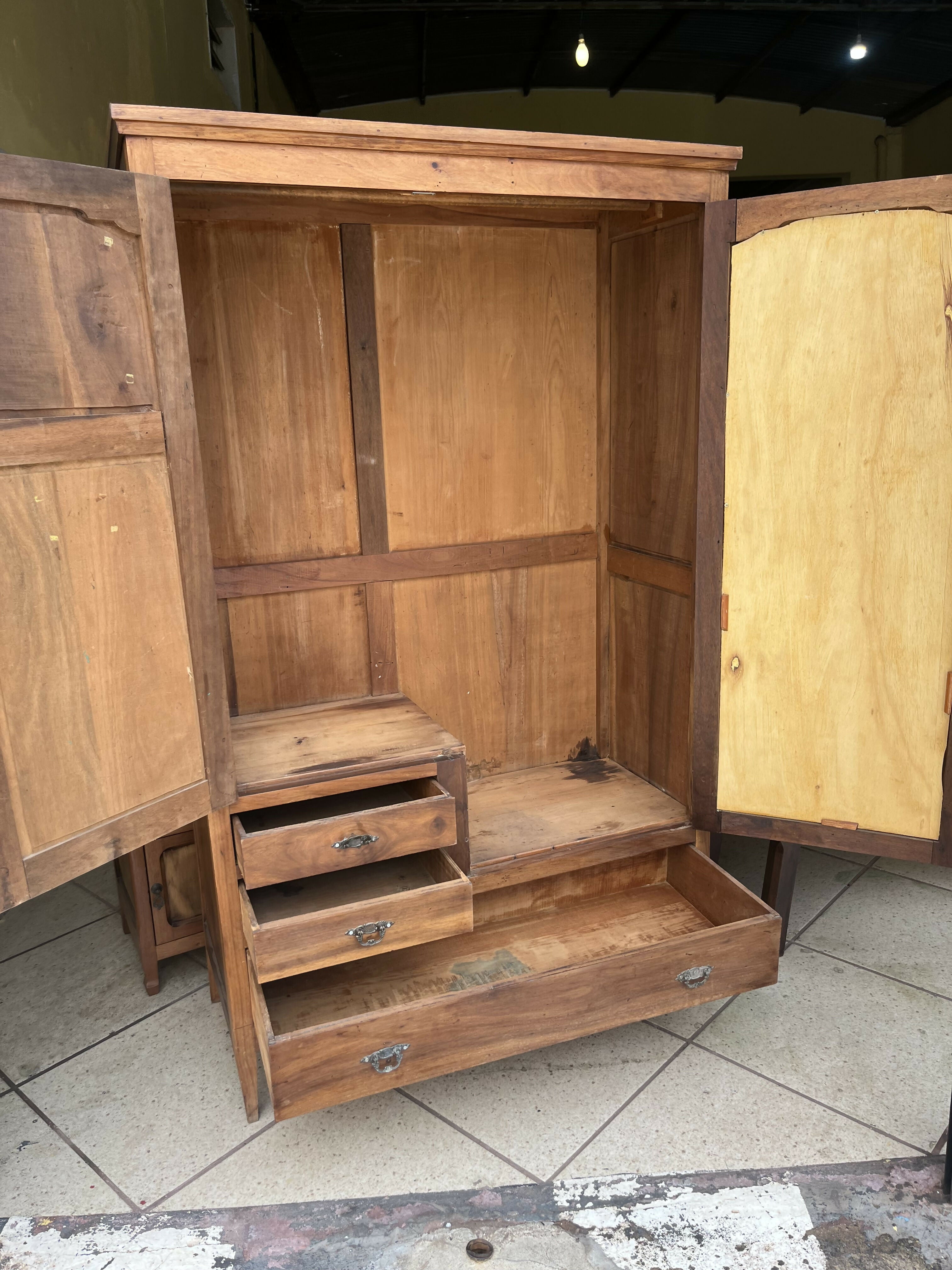 GUARDA ROUPA DE SOLTEIRO ANTIGO