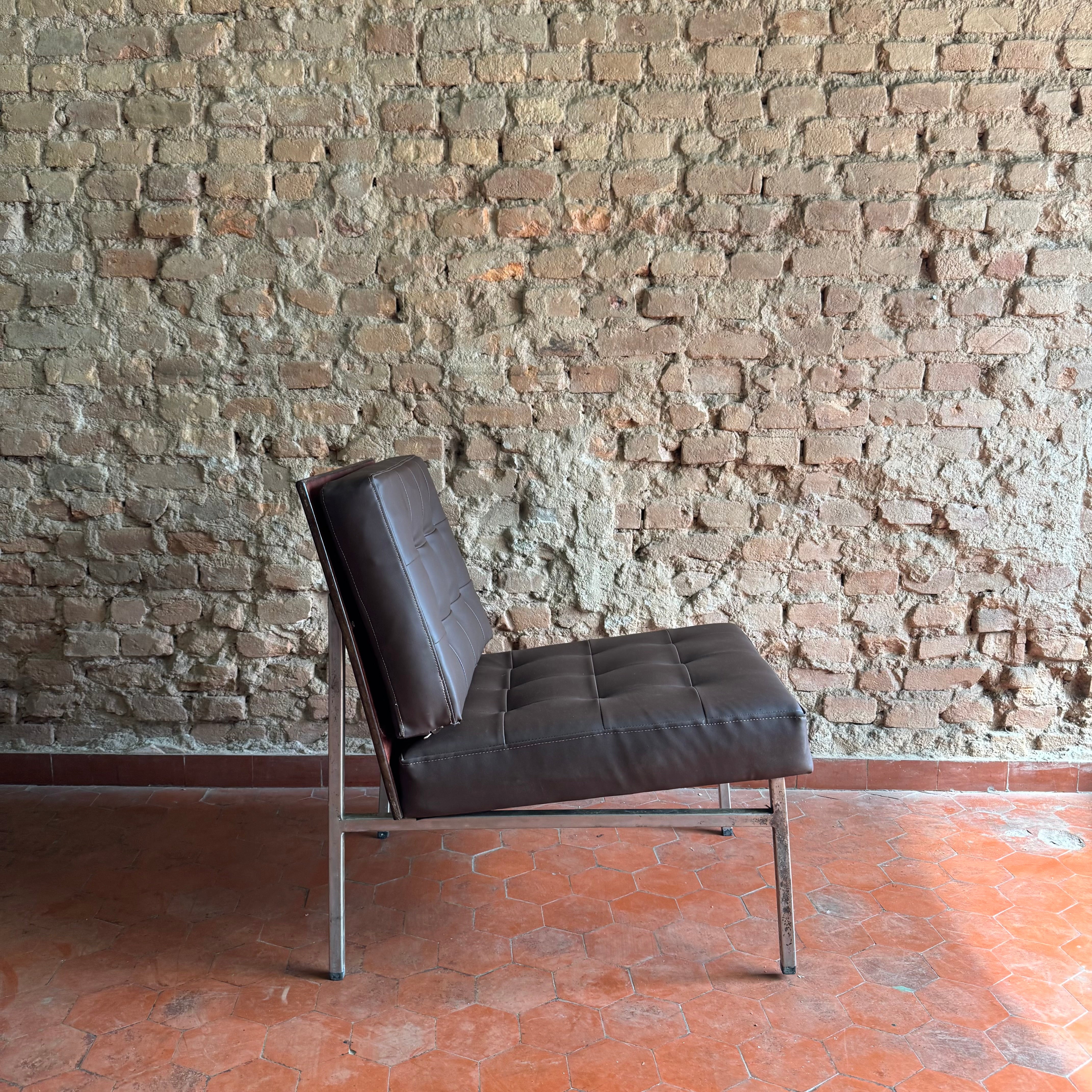 Poltrona em metal cromado com estofado em courvin marrom café e costas em Jacarandá - anos 60