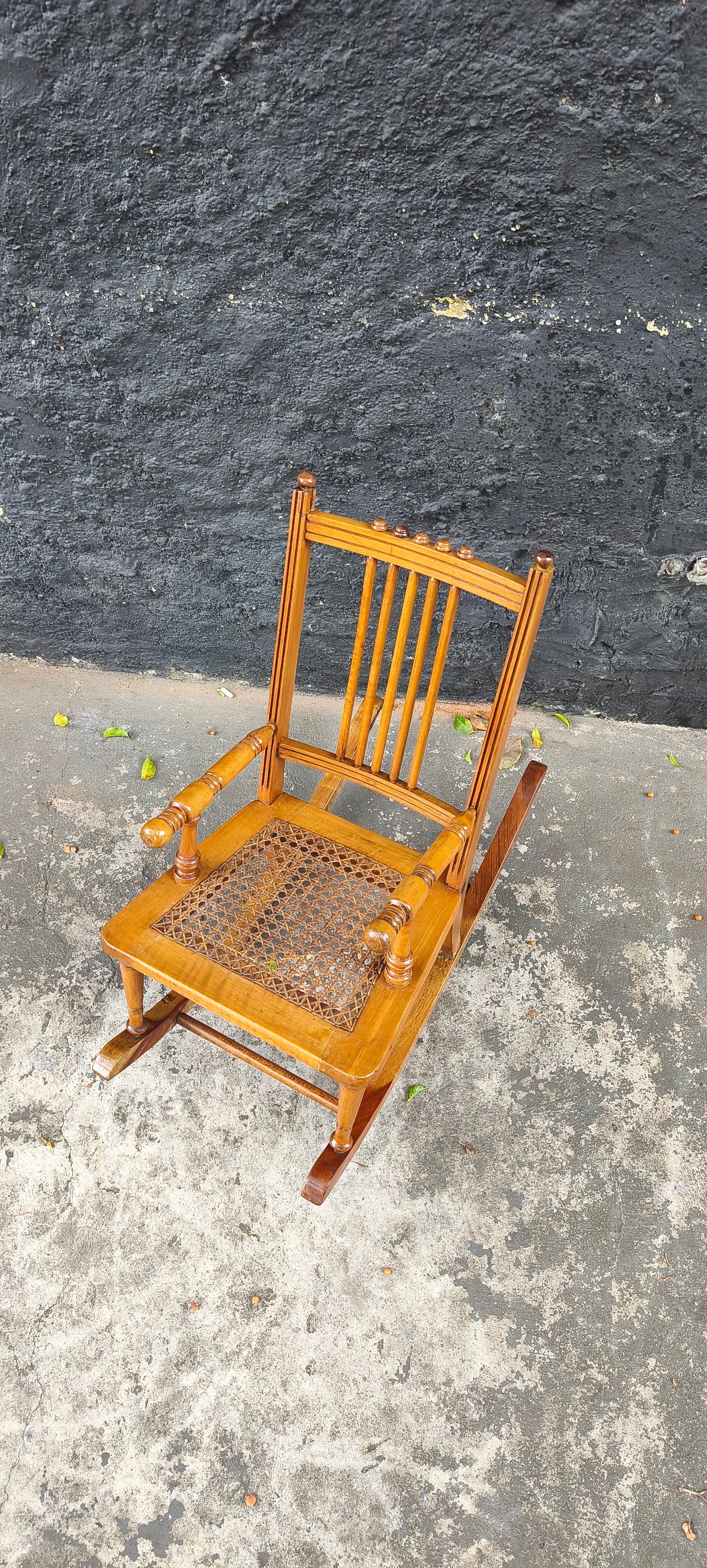 Cadeira de balanço infantil em palhinha (recém restaurada) 