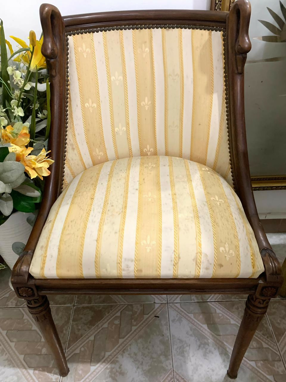 Cadeira / Poltrona Luís XVI entalhada com estofado listrado em amarelo