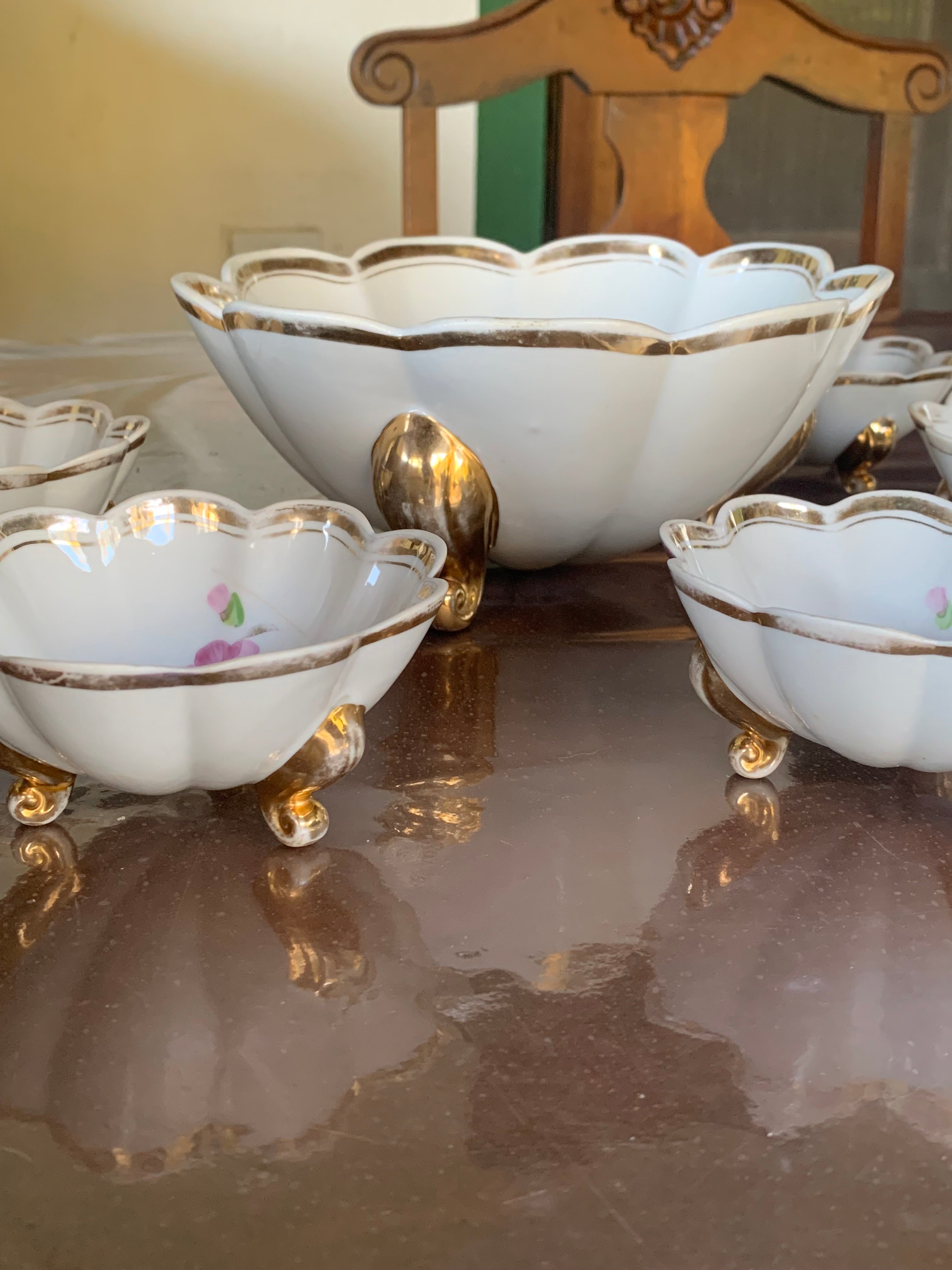 Maravilhoso jogo de sobremesa em finíssima porcelana São Pedro