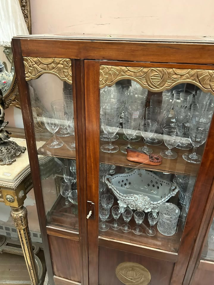 CRISTALEIRA ANTIGA EM MADEIRA COM DETALHES EM METAL DOURADO