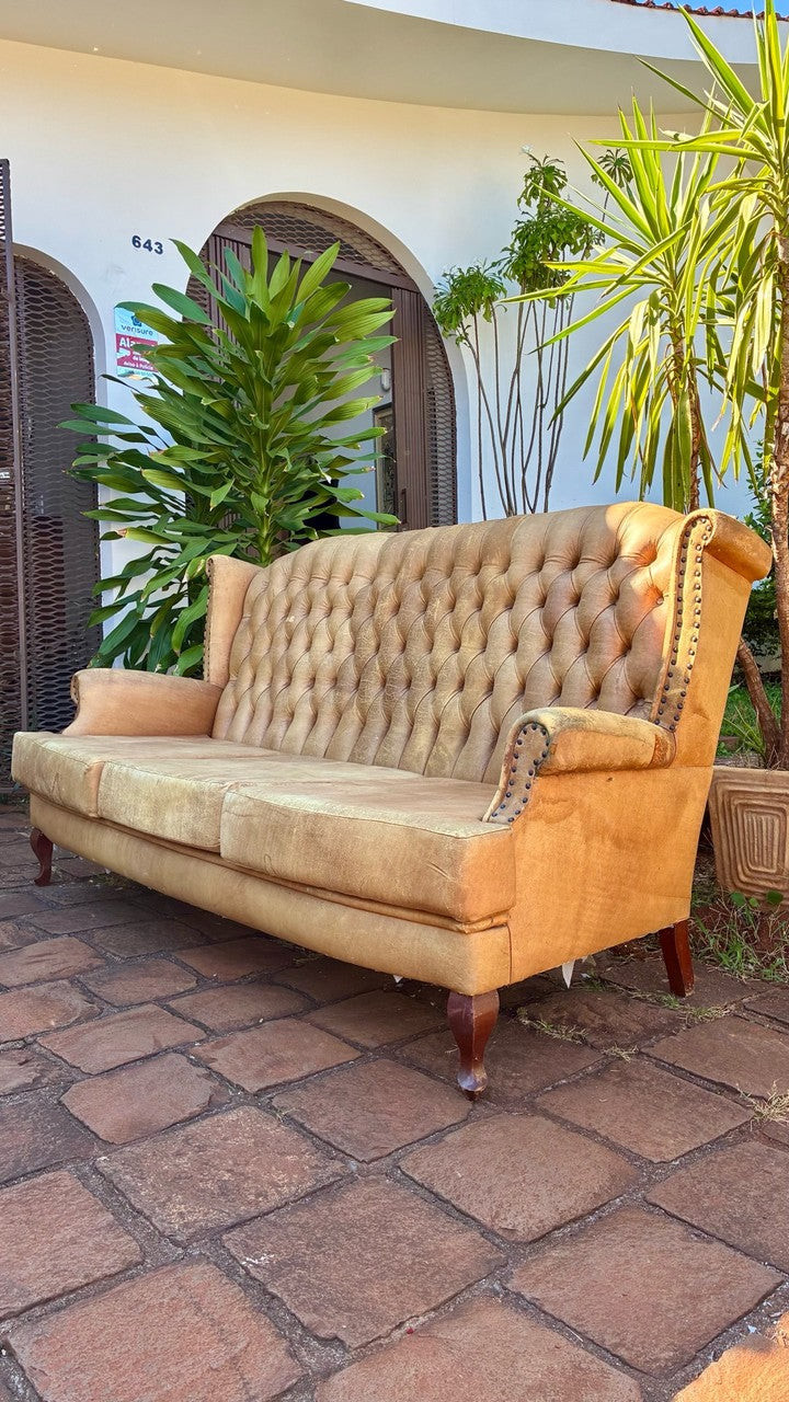Sofá Chesterfield de Couro com estofado bege caramelo 