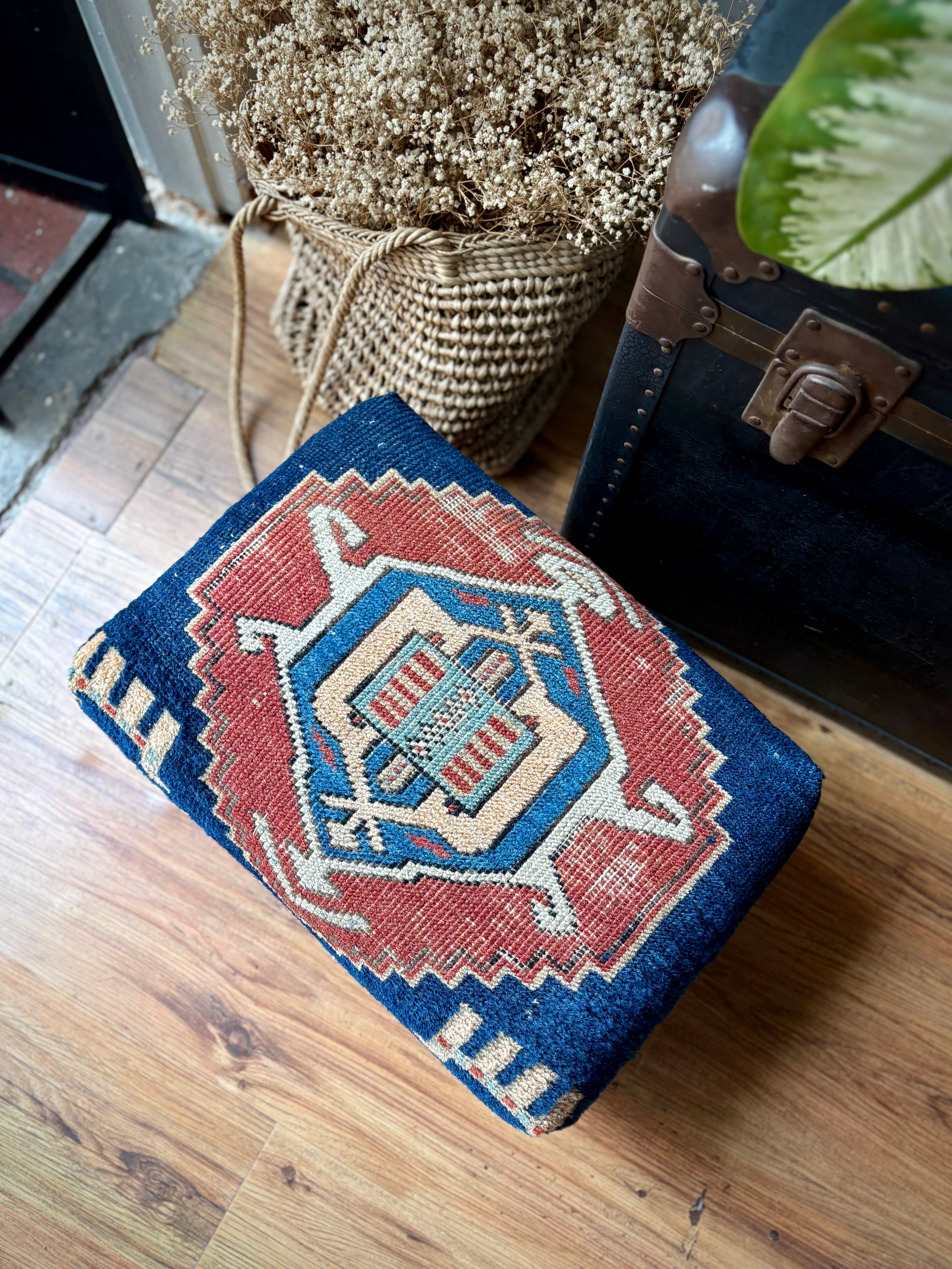 Pufe ou banquinho de tapeçaria oriental original e pés torneados 