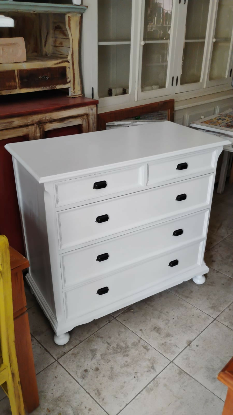 Cômoda antiga laqueada em branco