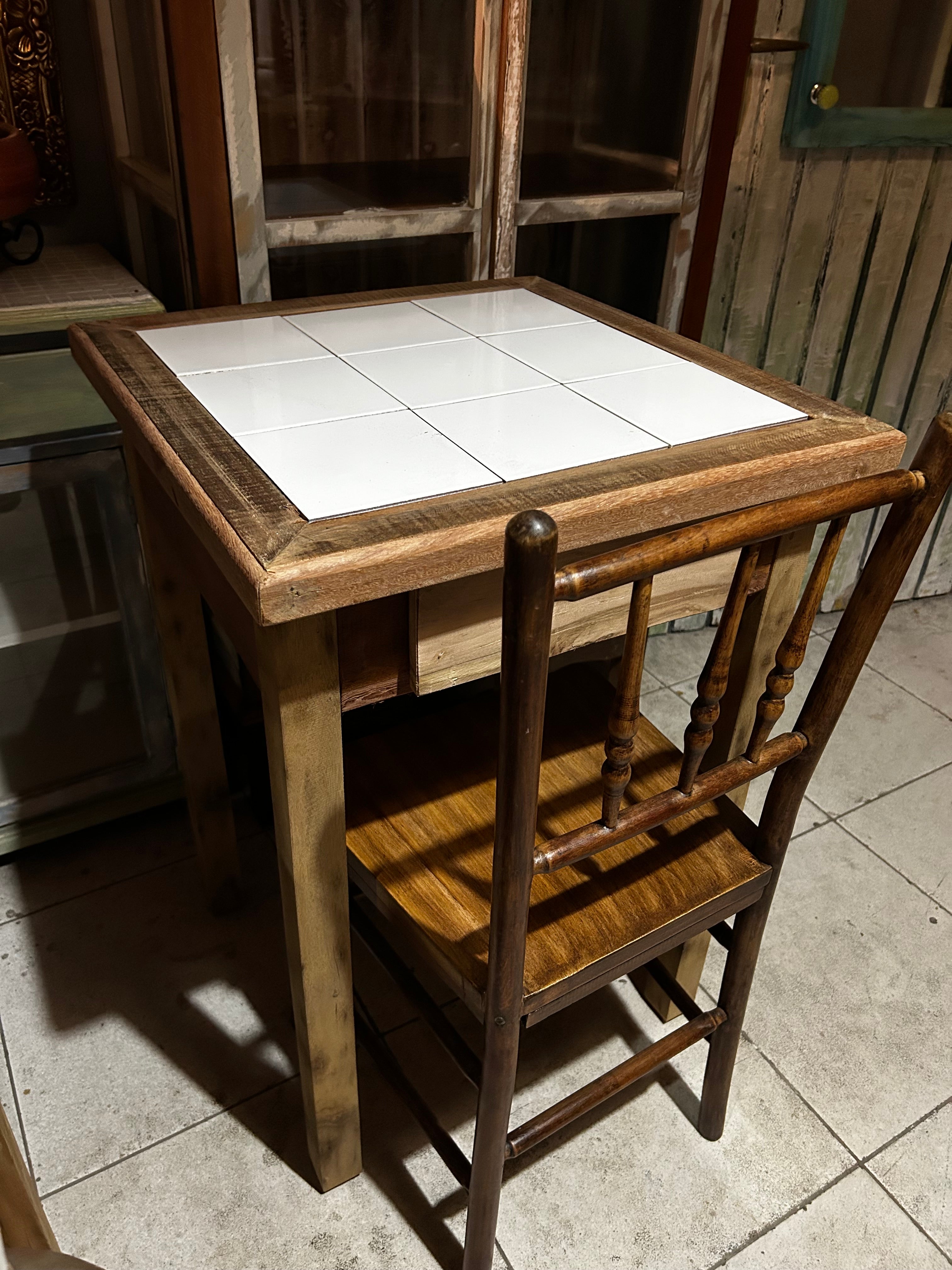 Mesa vintage quadrada com azulejos brancos e gaveta
