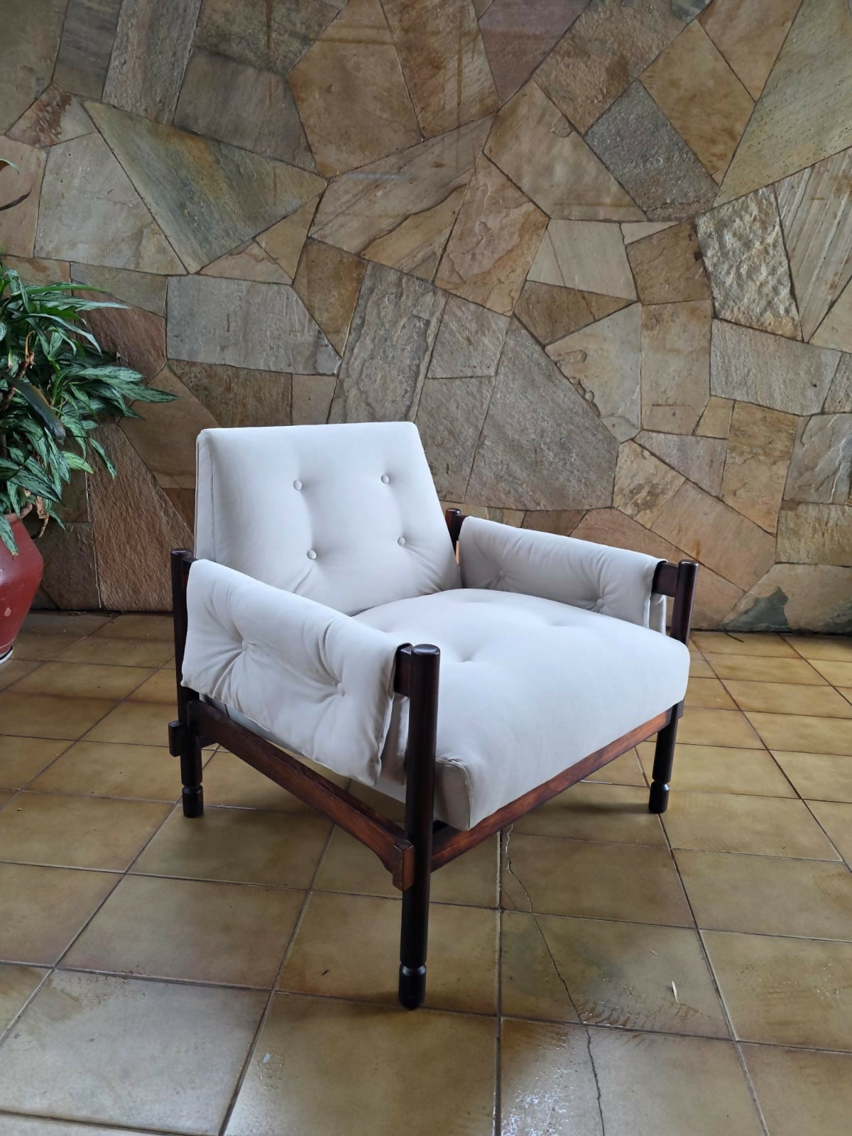 Poltrona de Michael Arnold em jacarandá maciço Design brasileiro dos anos 70