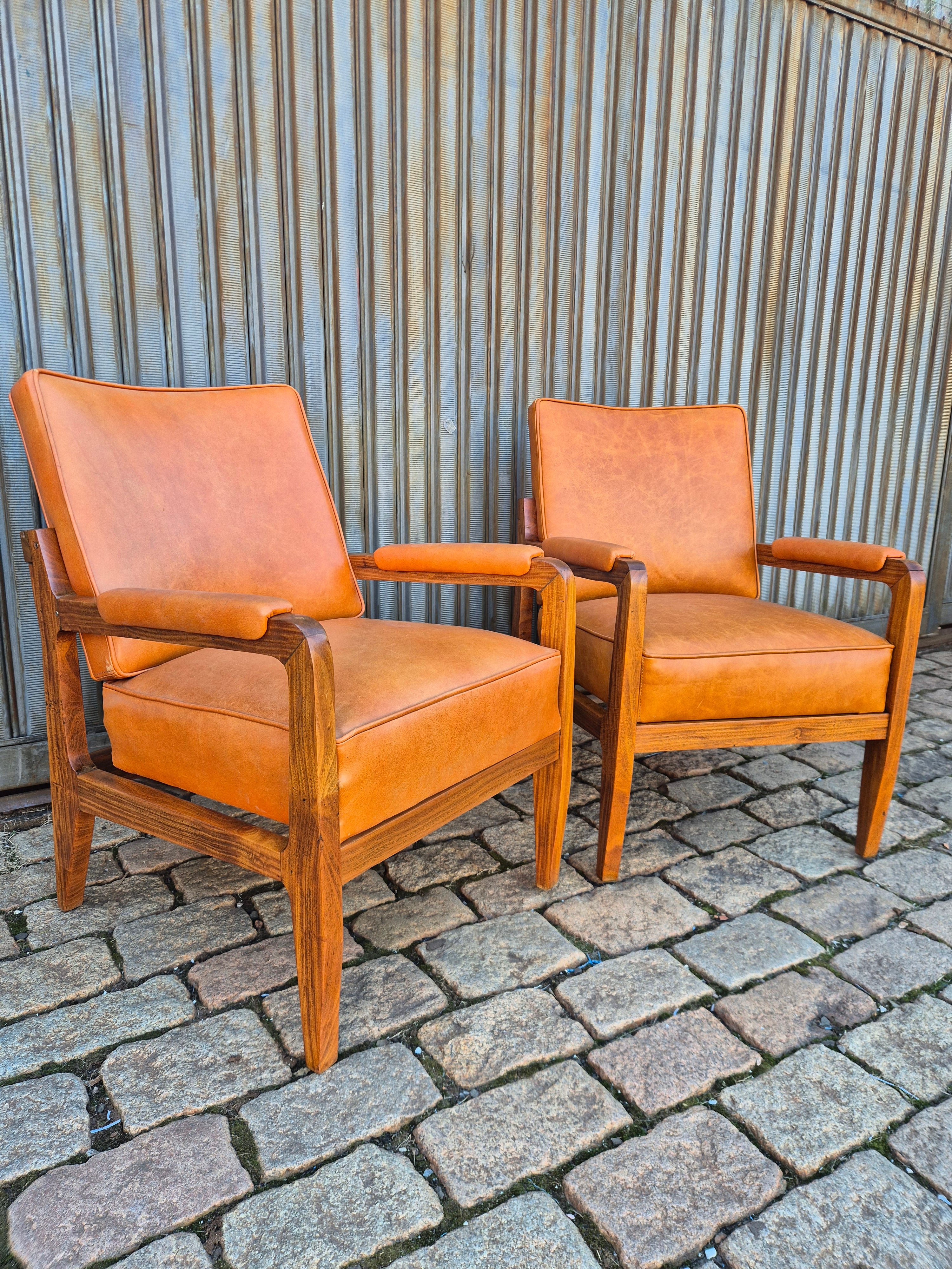 Par poltronas anos 50 couro caramelo 