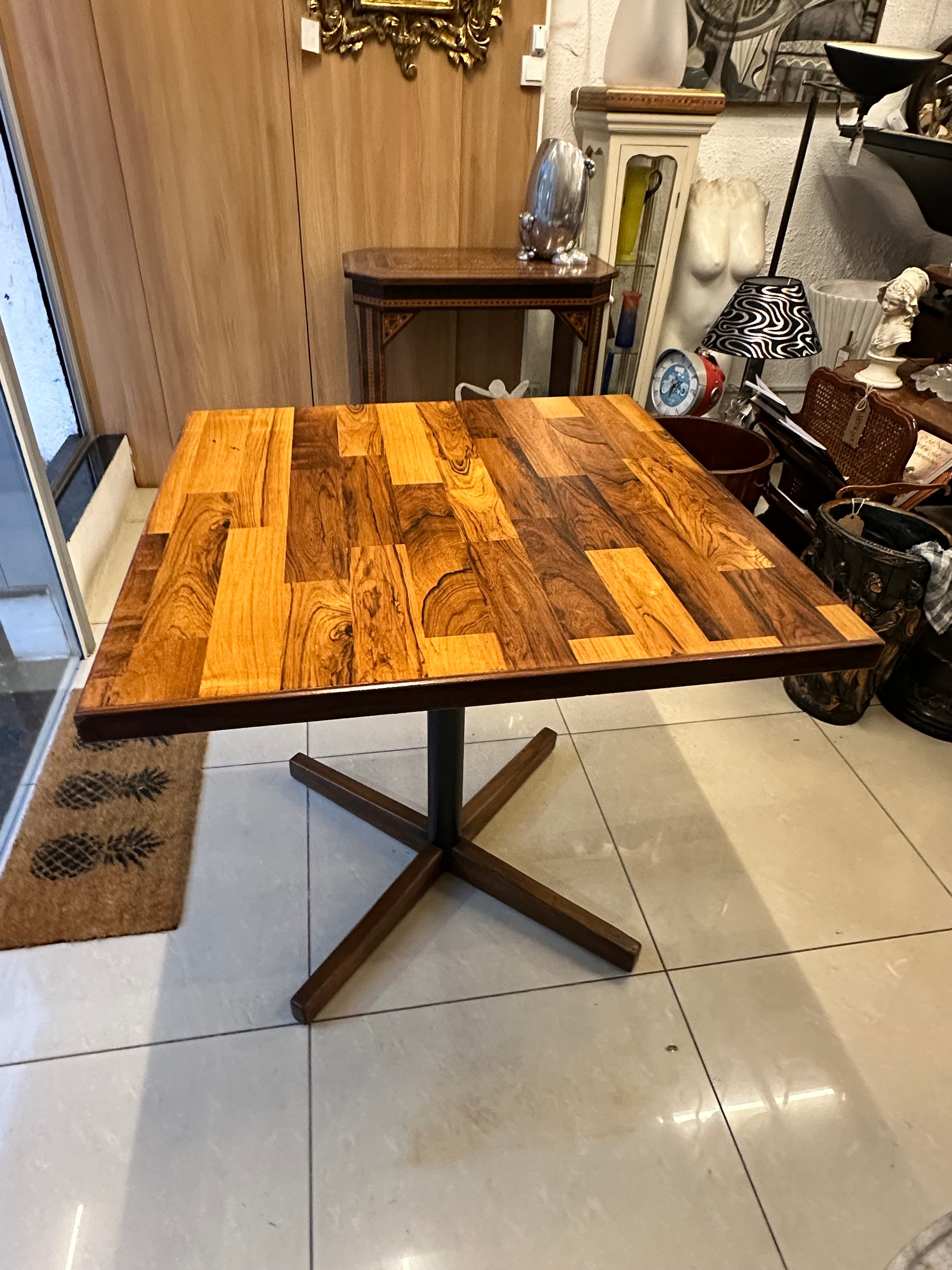 MESA DE JANTAR QUADRADA ZALSZUPIN EM MADEIRA TAQUEADA — BRASIL, c. 1960 🇧🇷