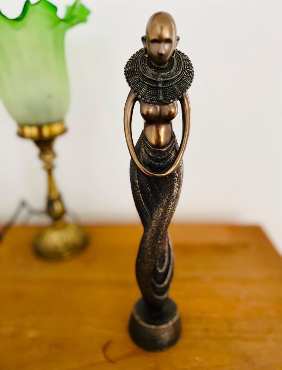 Escultura Decorativa “Woman Standing” - Cold-Cast Bronze
