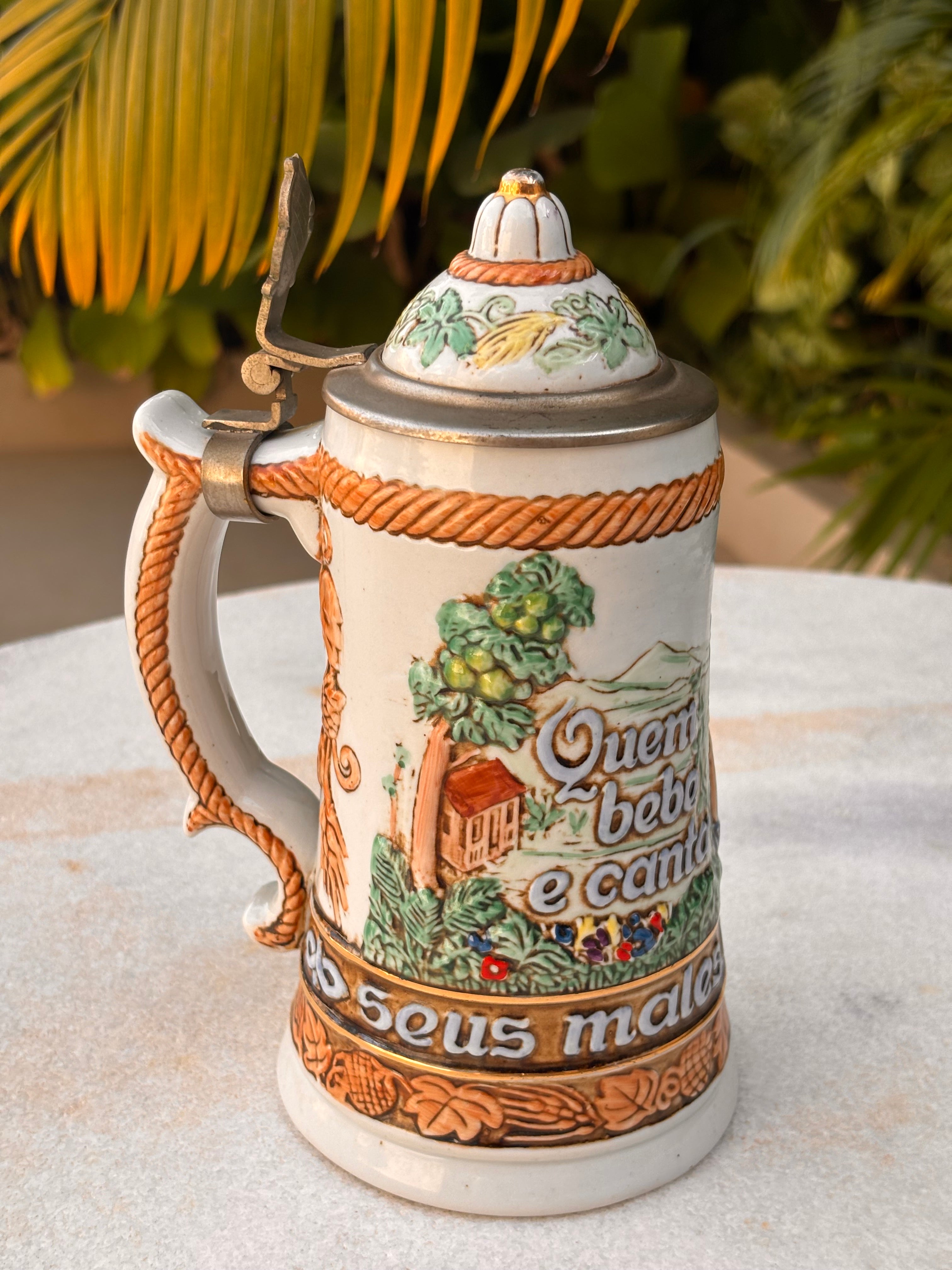 Antiga Caneca Chopp Ceramarte - "Quem Bebe E Canta Seus Males Espanta" Com Tampa Década Anos 1970