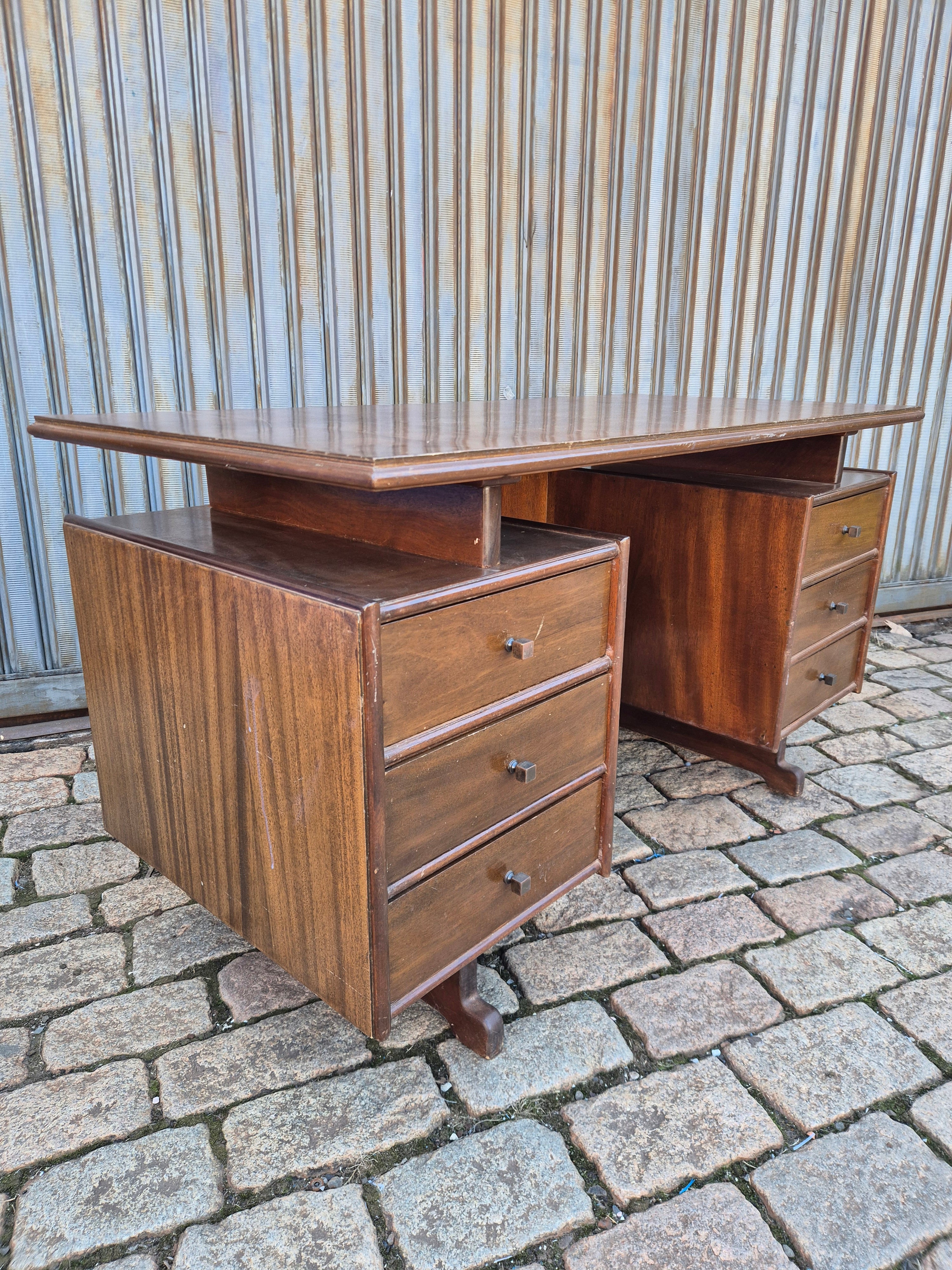 Escrivaninha modernista anos 60 em Imbuia (6 gavetas) 