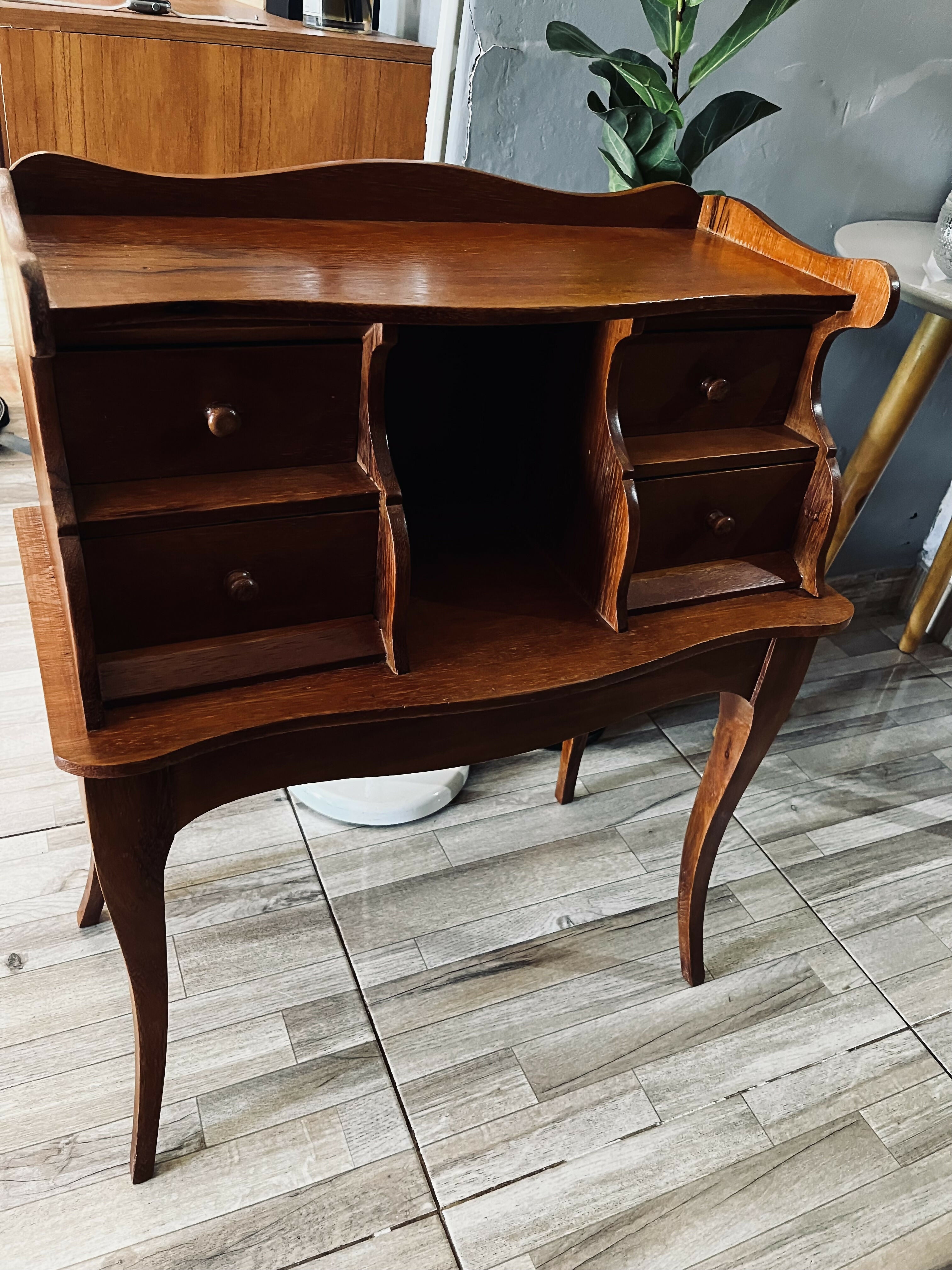 Mesinha de cabeceira em madeira anos 50 com 4 gavetas