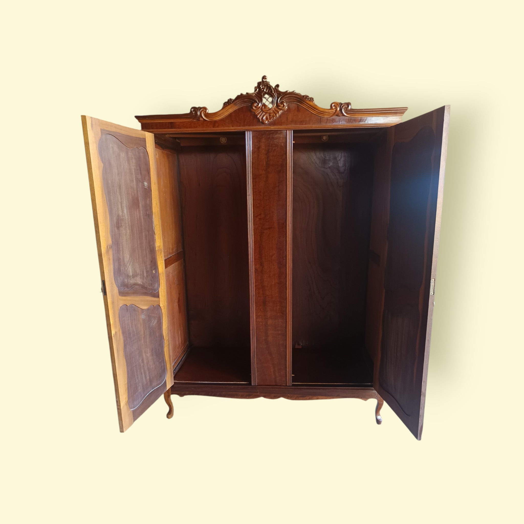 Belíssimo Roupeiro / Guarda roupa Antigo (duas portas) 
