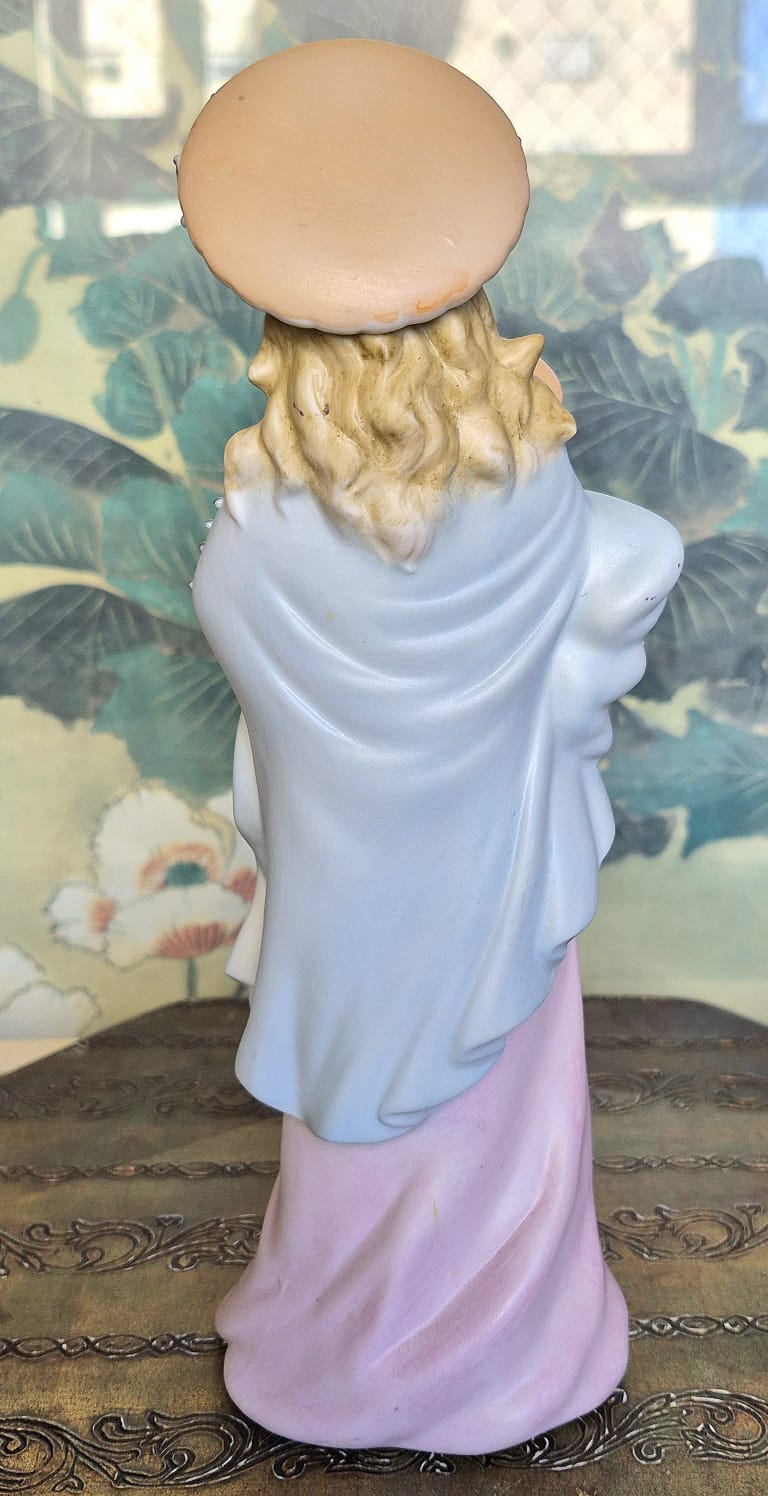 Estatueta em porcelana estadounidense não marcada de Nossa Senhora com o menino Jesus nos braços.