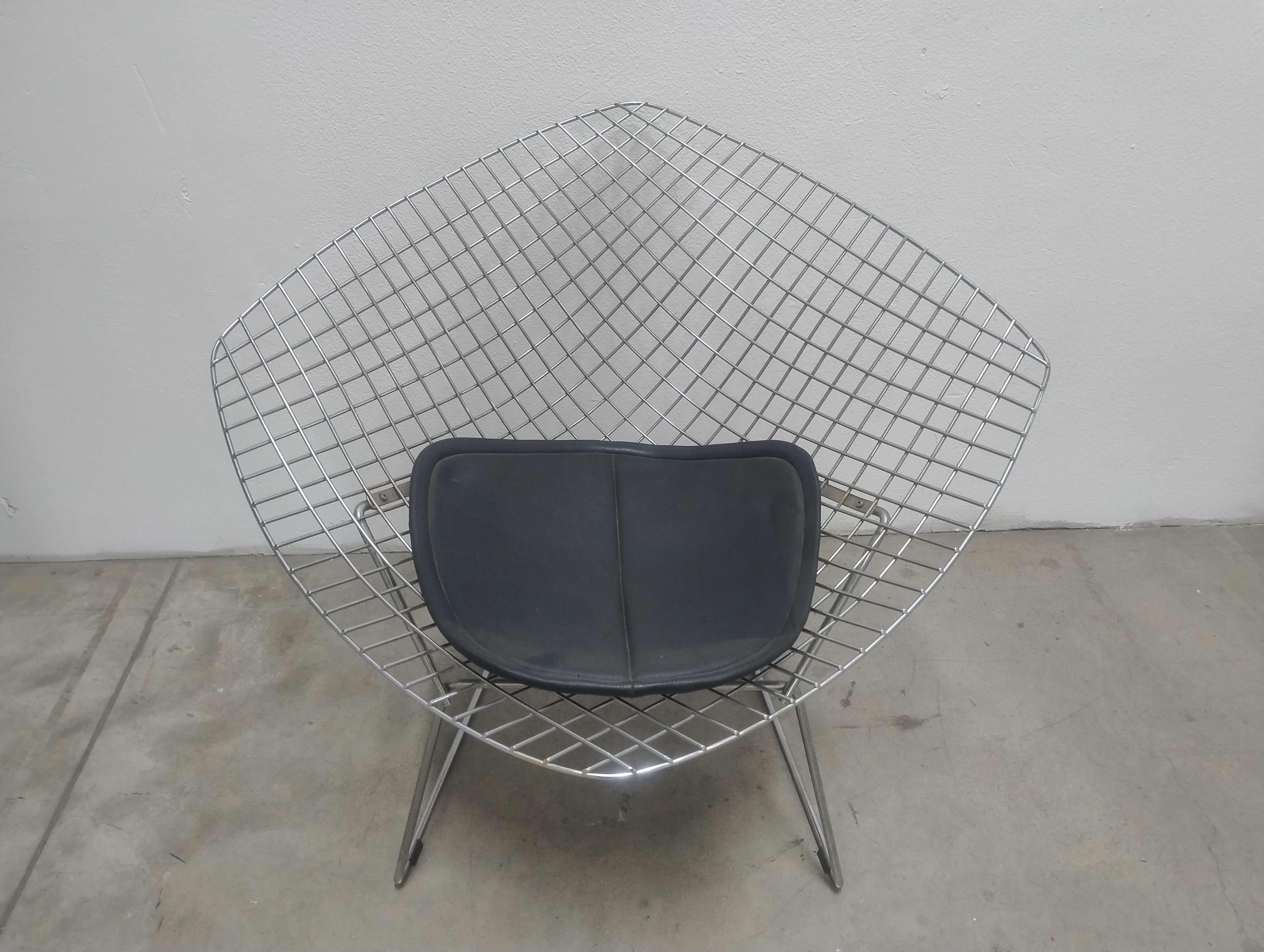 Par de Poltronas Bertoias Cromadas Aramadas com assento preto 