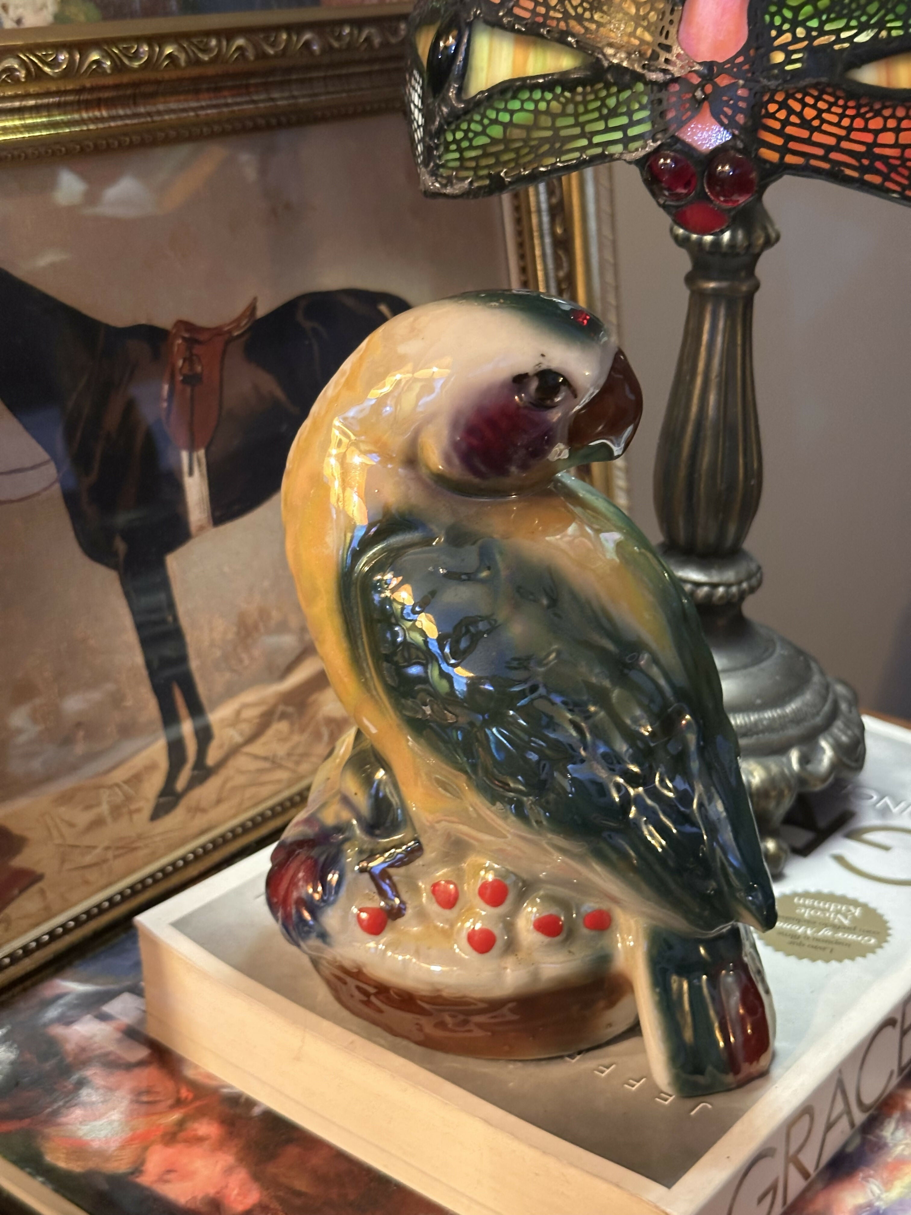 Estatueta antiga de porcelana vitrificada de papagaio