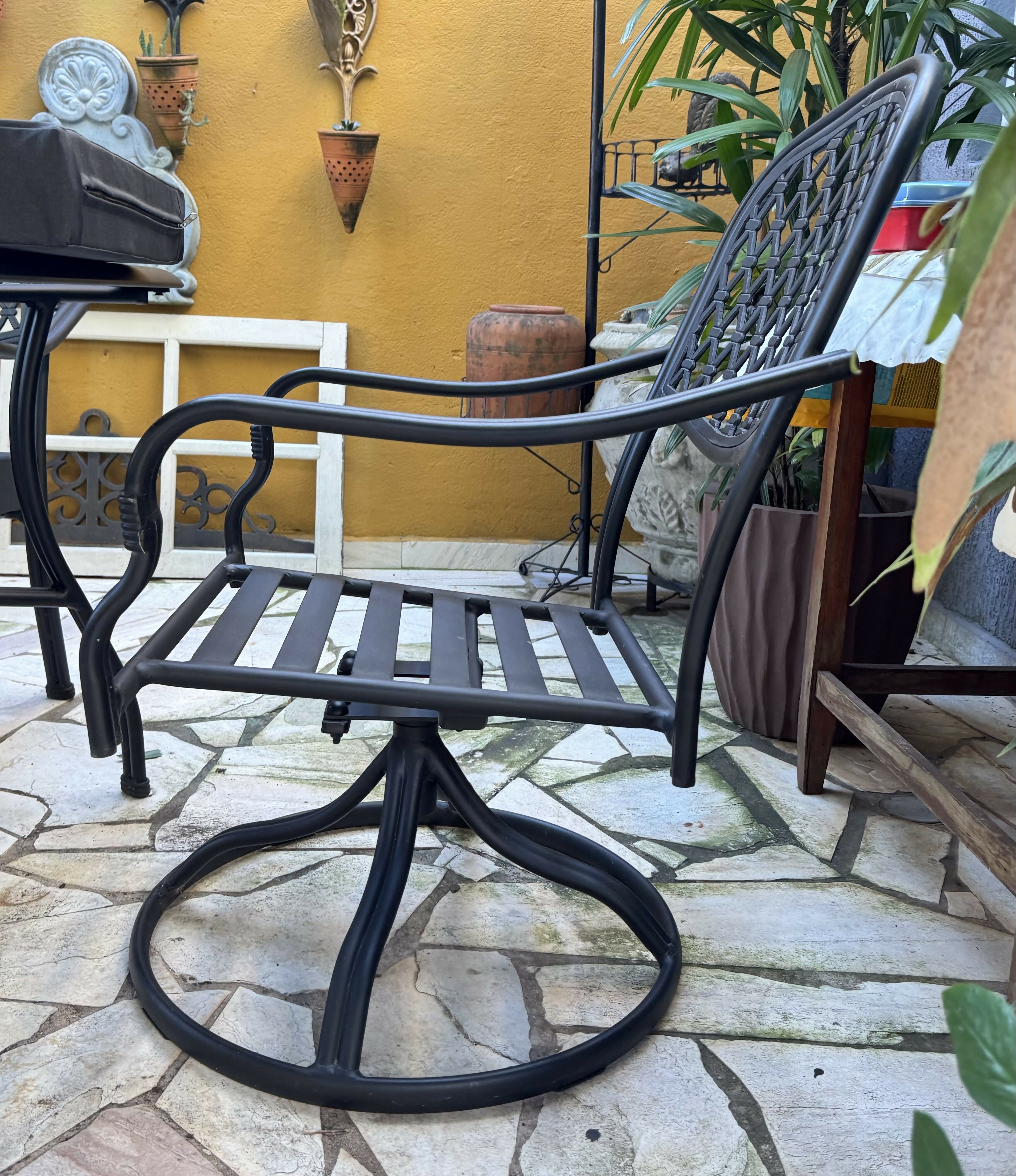 Mesa de area externa em alumínio antigo com 2 poltronas e 4 cadeiras e almofadas aquablok novas