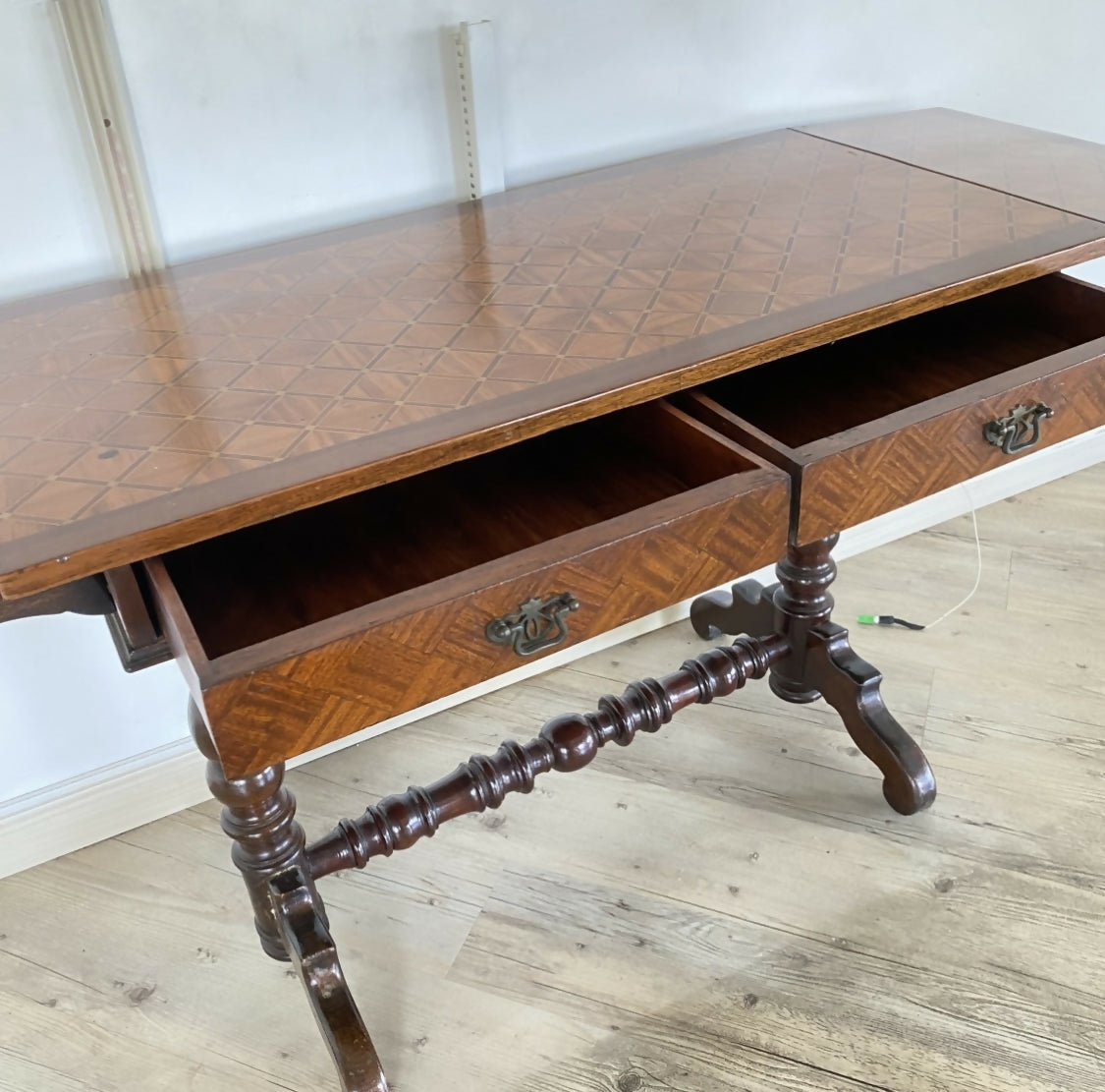 Mesa console/aparador, com abas laterais dobrável, meados Séc.XIX, pés em imbuia e tampo marchetado.