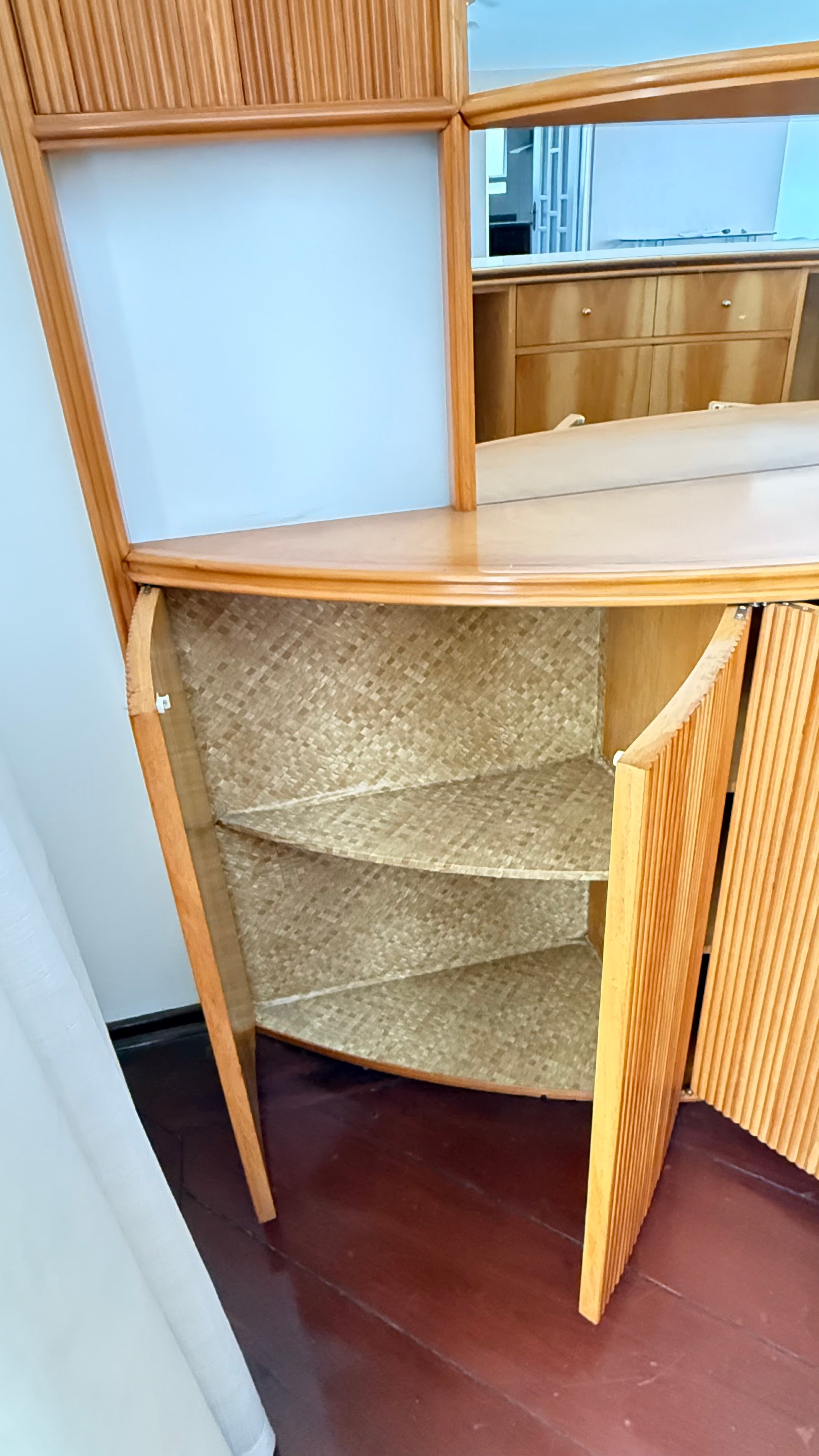 Bar completo com balcão curvado e espelho - alto padrão