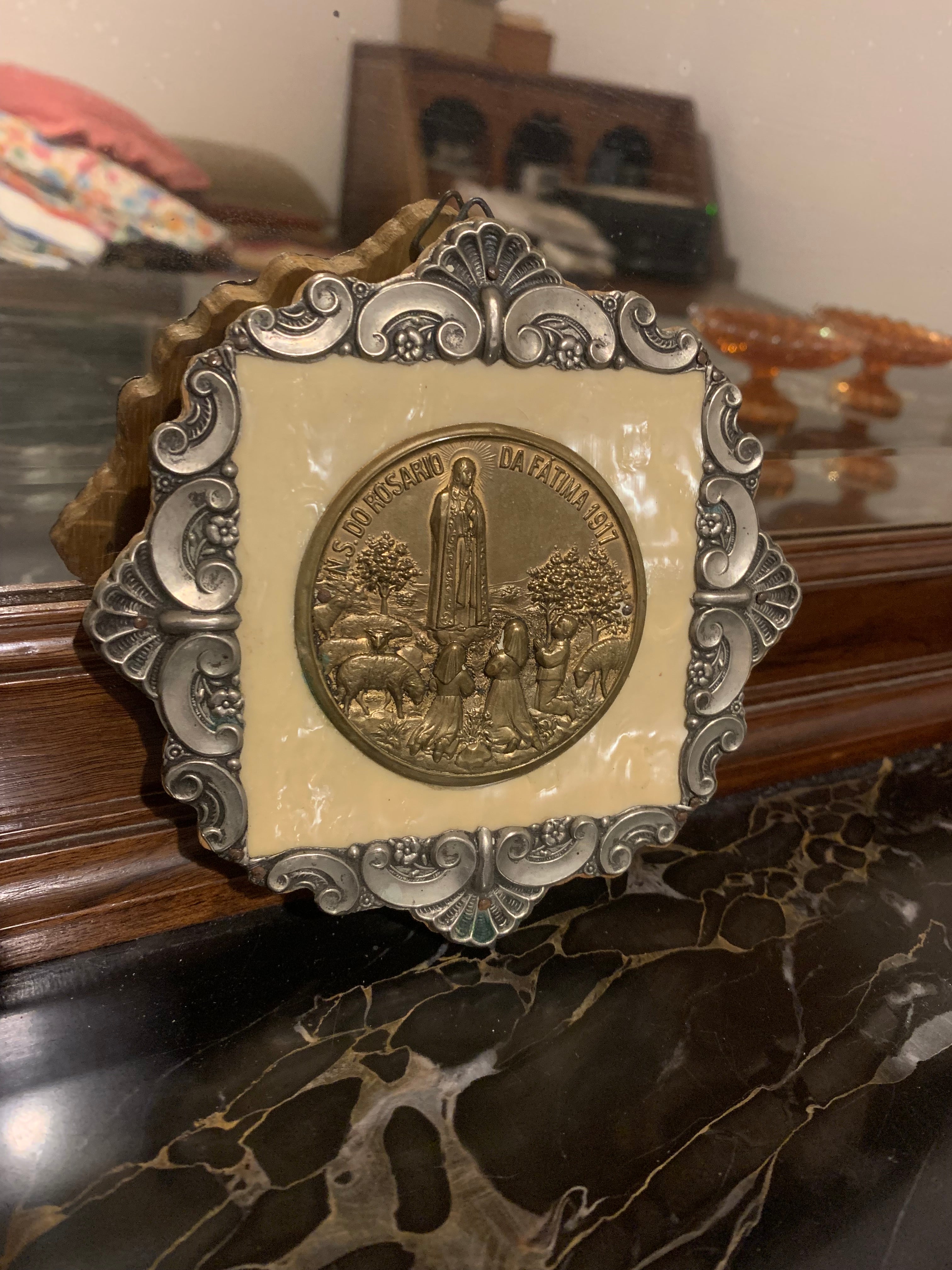 Antiga e maravilhosa peça sacra para parede -  Nossa Senhora do Rosário da Fátima 