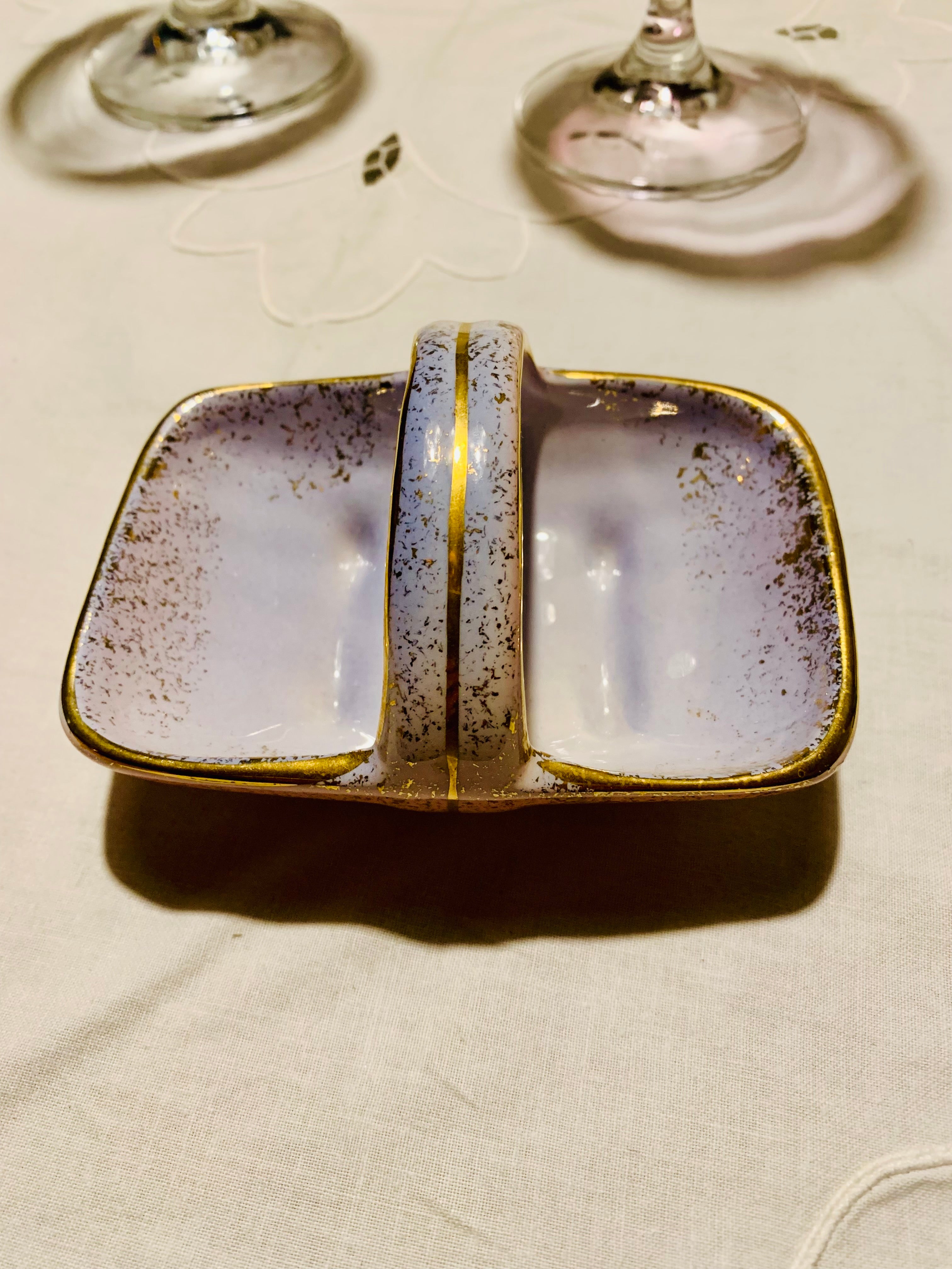 Linda e delicada cestinha em porcelana assinada com detalhes dourados 