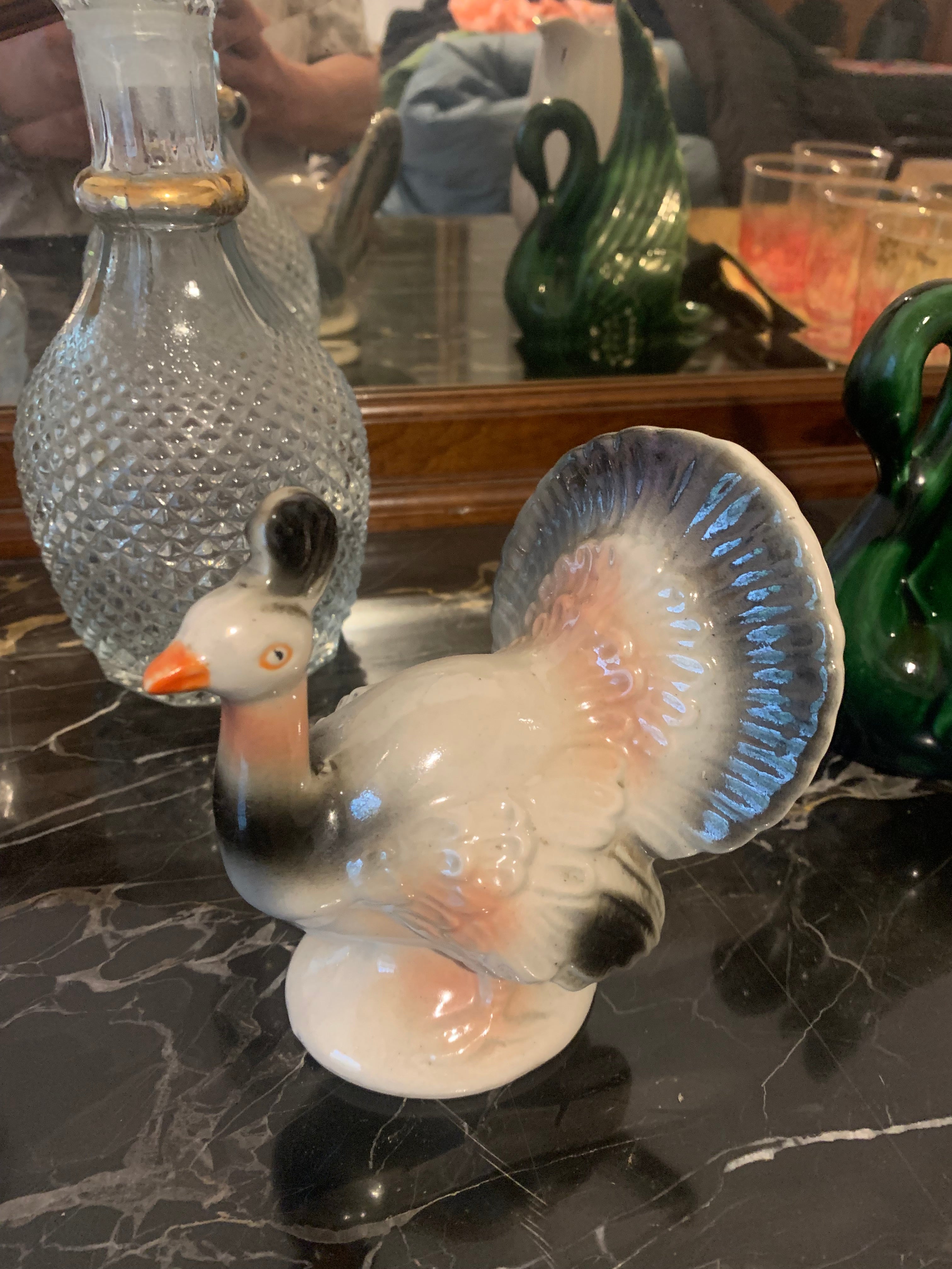 Diferente estatueta bibelot em porcelana Pavão