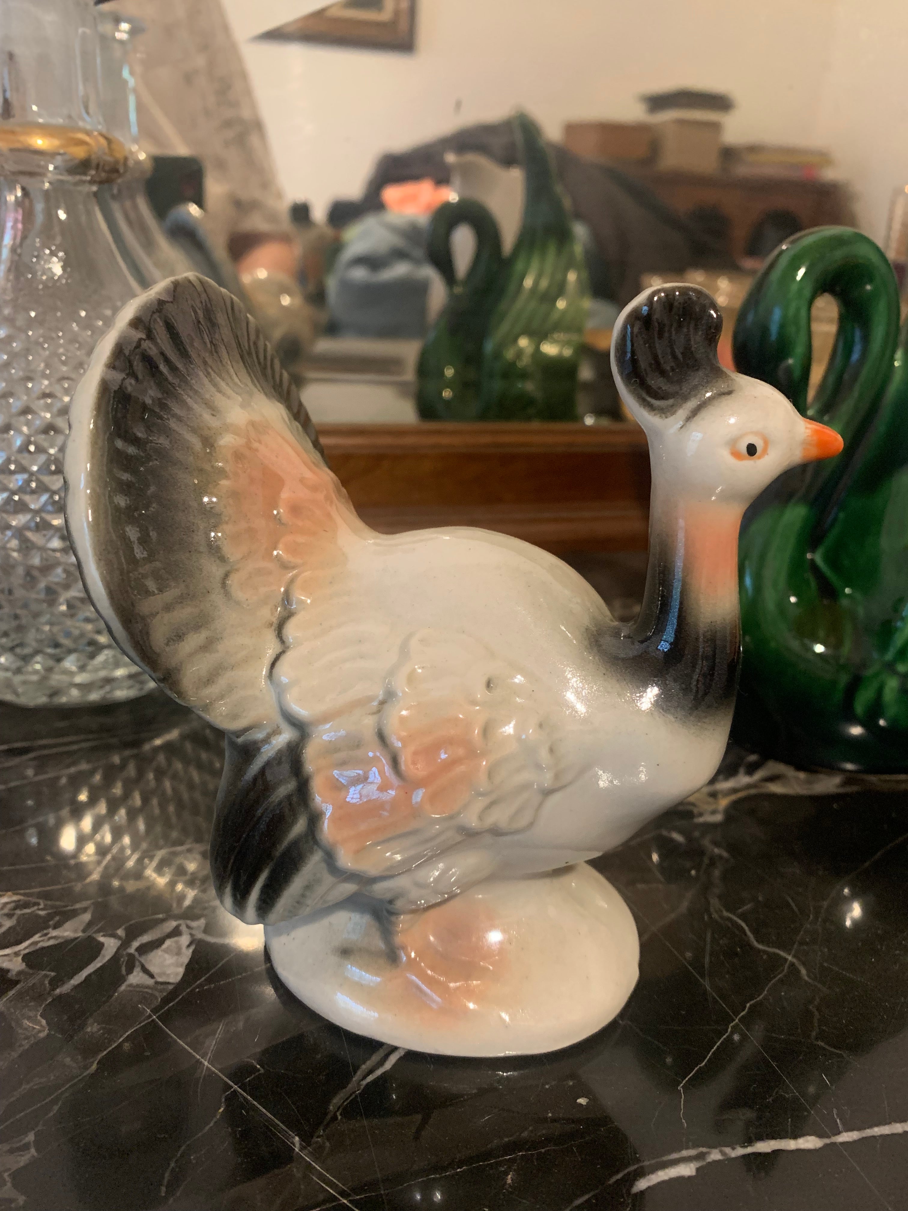 Diferente estatueta bibelot em porcelana Pavão